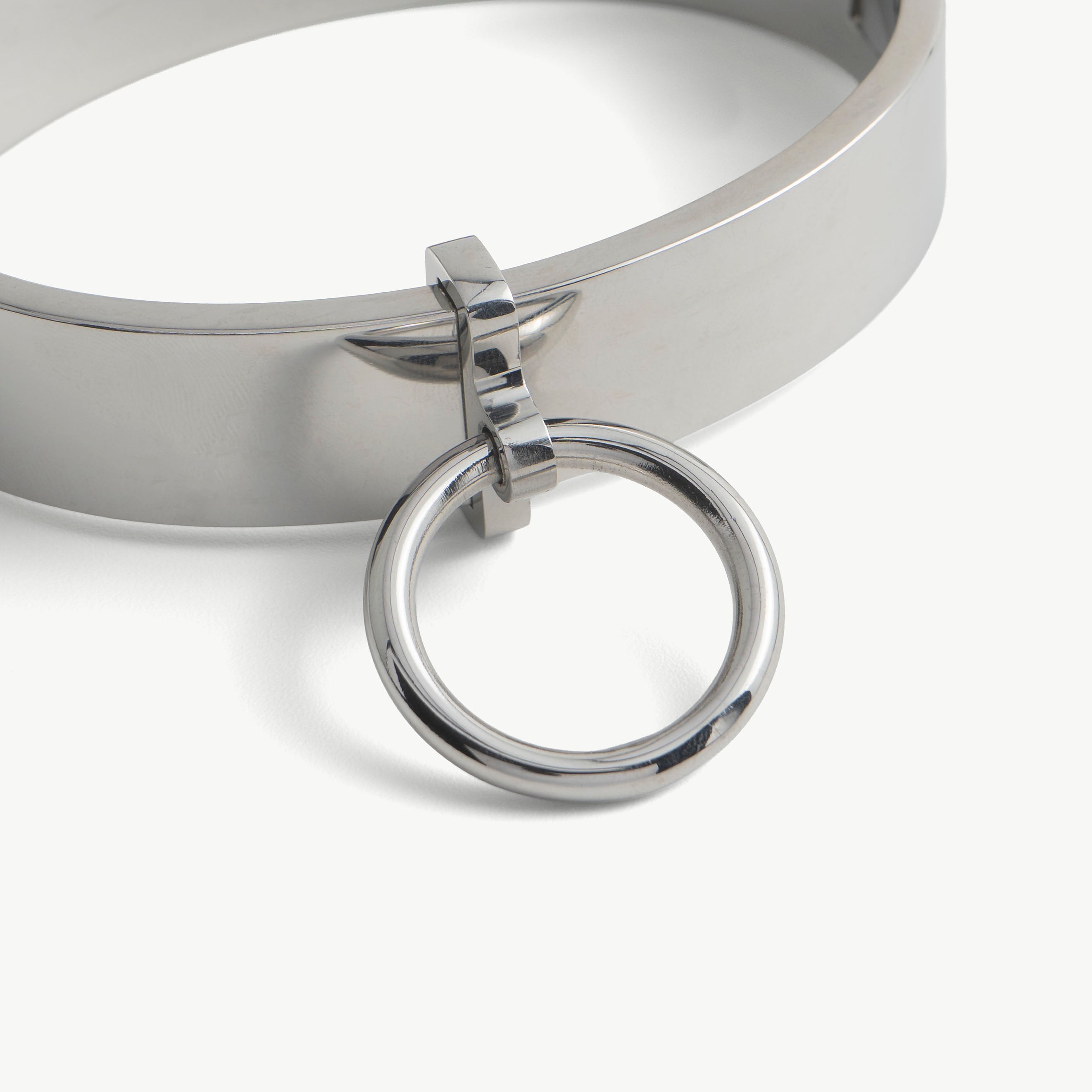 Close-up of the O-ring fitting on a polished steel deSade ankle band