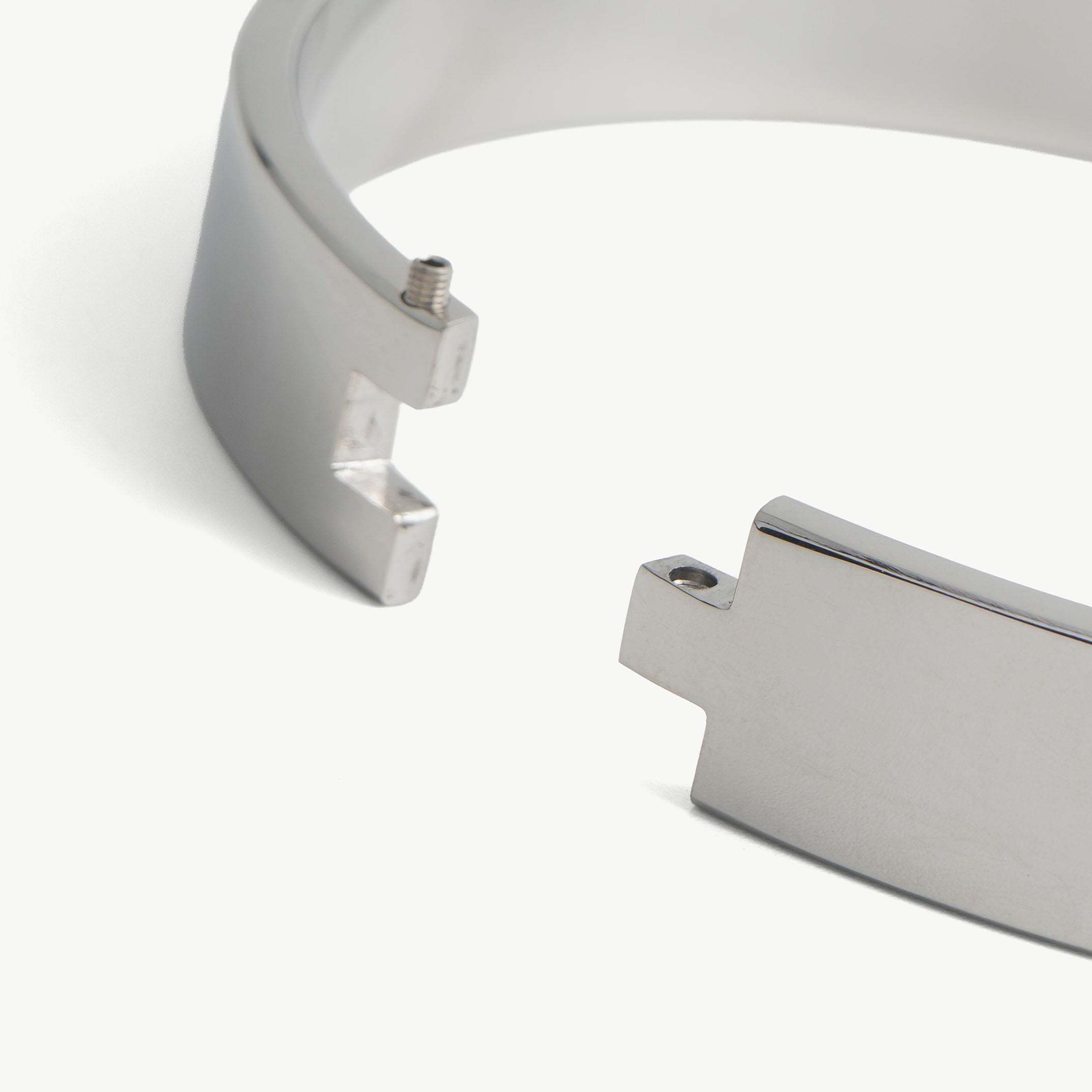 Extreme close-up of the deSade flat collar's open ends and lock screw hole