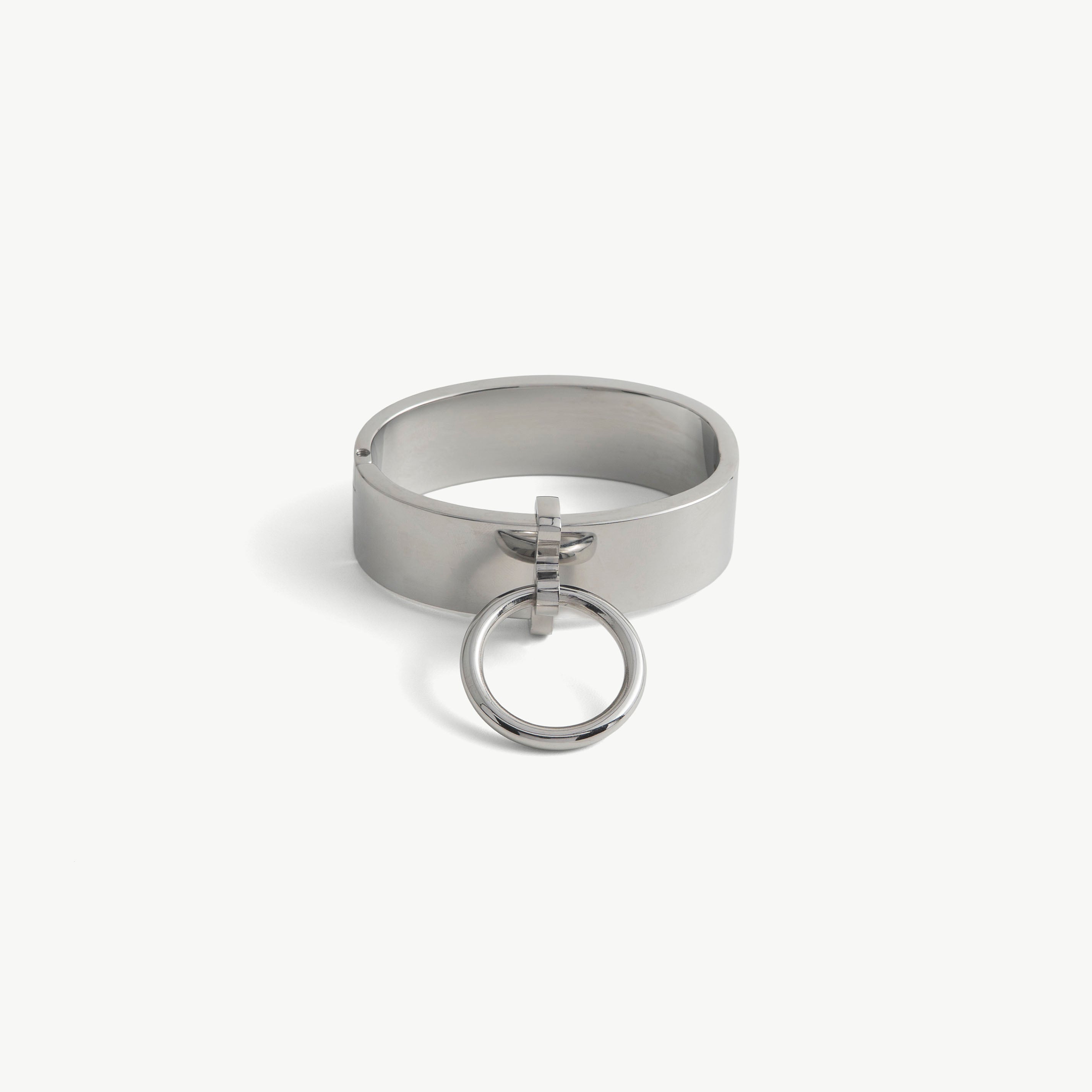 deSade silver wrist bracelet seen from the front with its hanging O-ring