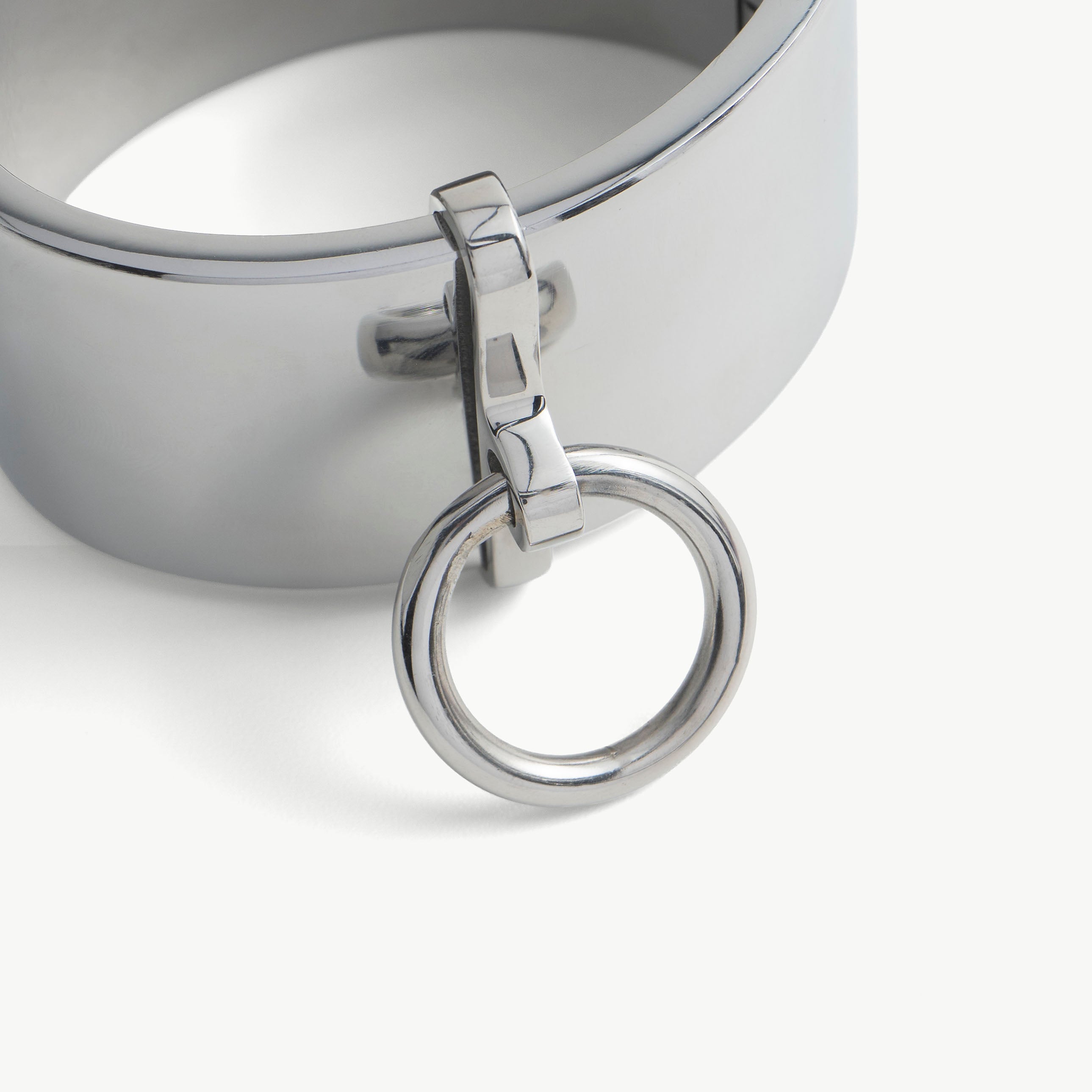 Close-up of the O-ring fitting on a polished steel deSade wrist band
