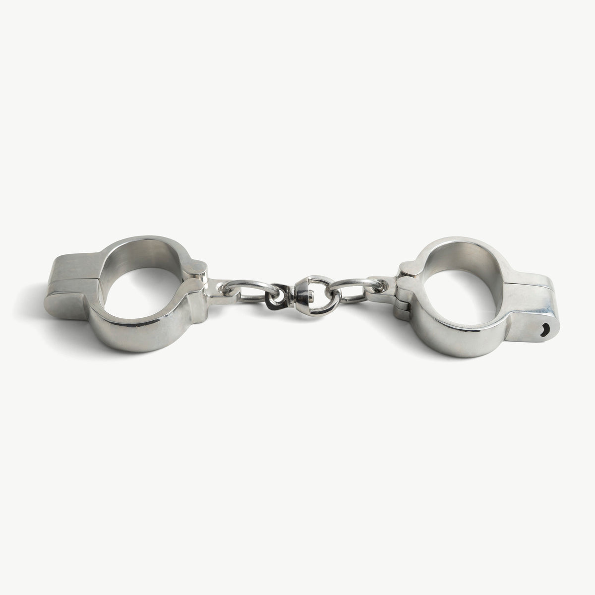 Hamburg-8 handcuffs in polished steel with click closure, front view of both cuffs and chain