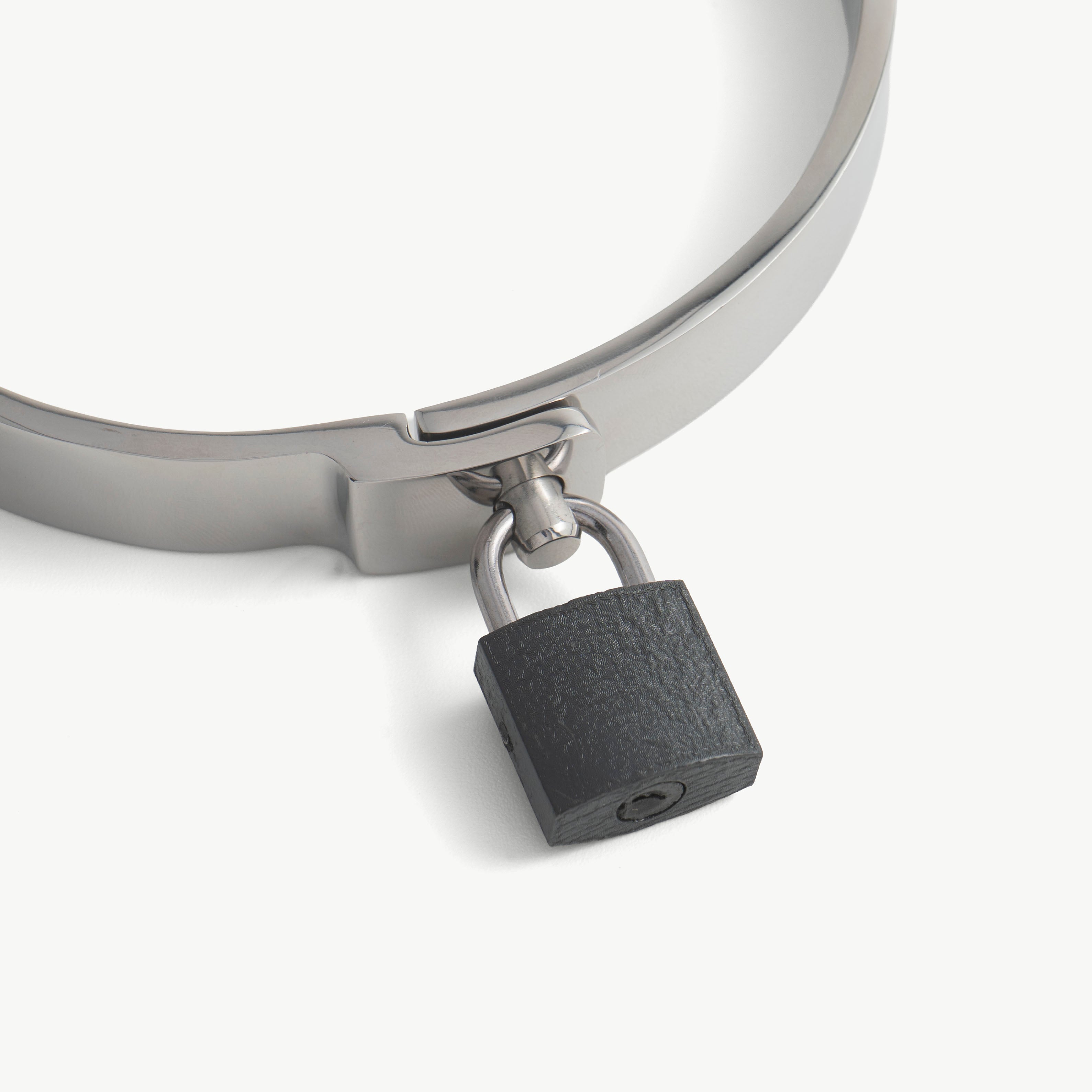Stainless steel flat collar with pin and padlock, product view