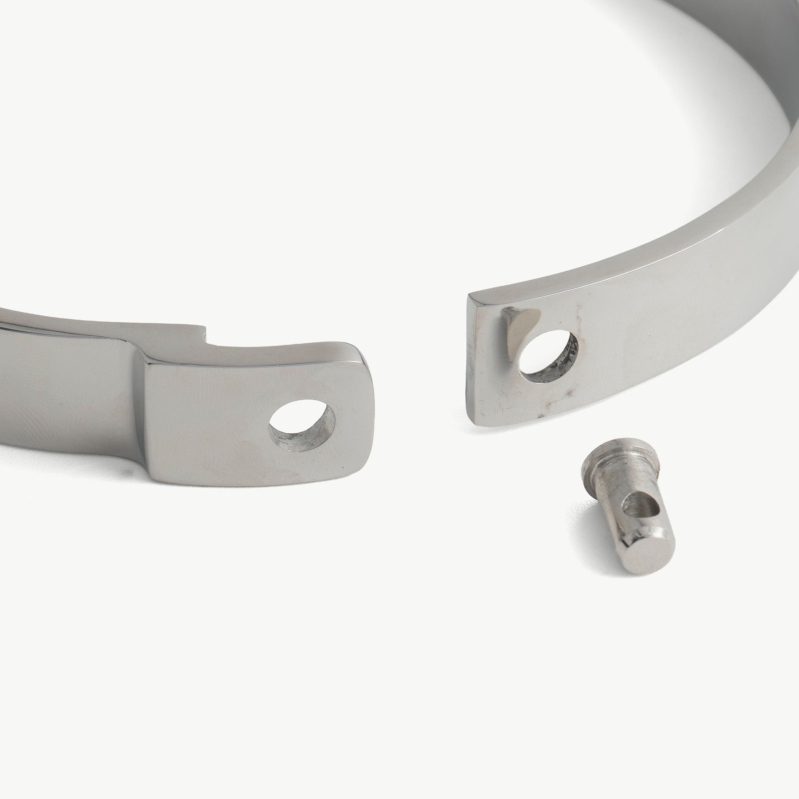 Close-up of the flat collar's pin closure and padlock