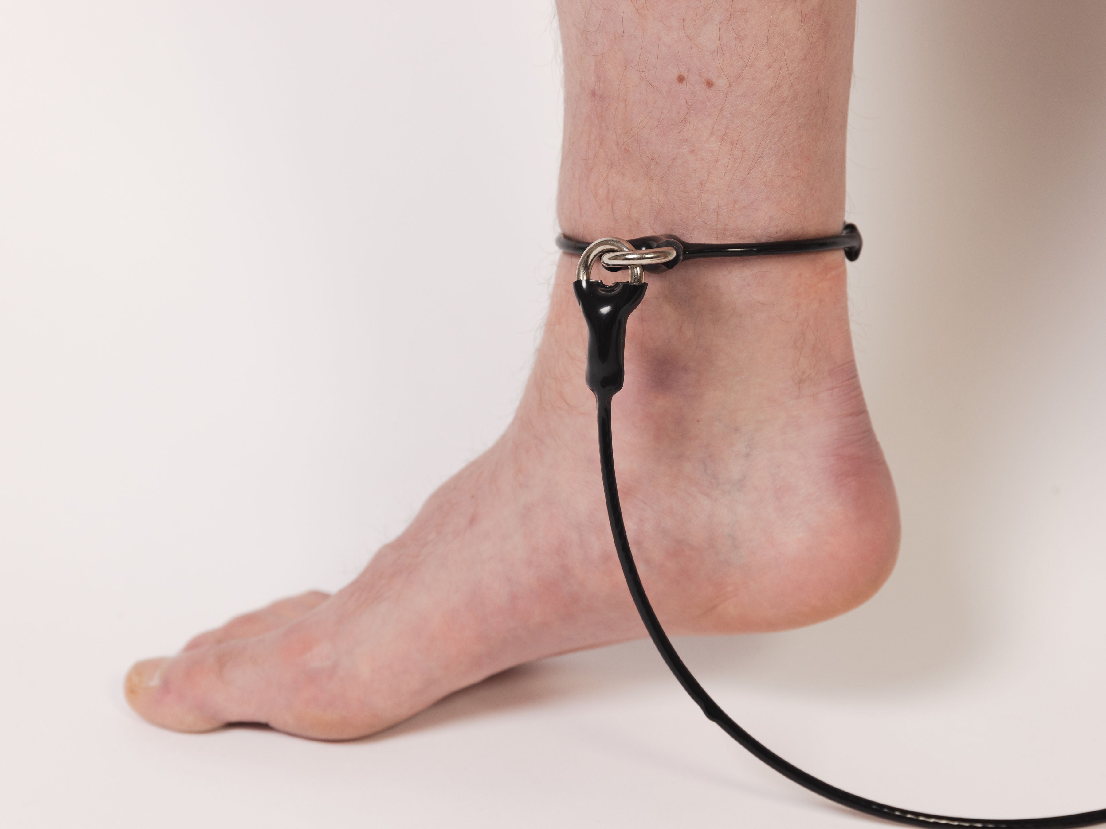 Cable legcuffs - adjustable, coated steel (black)