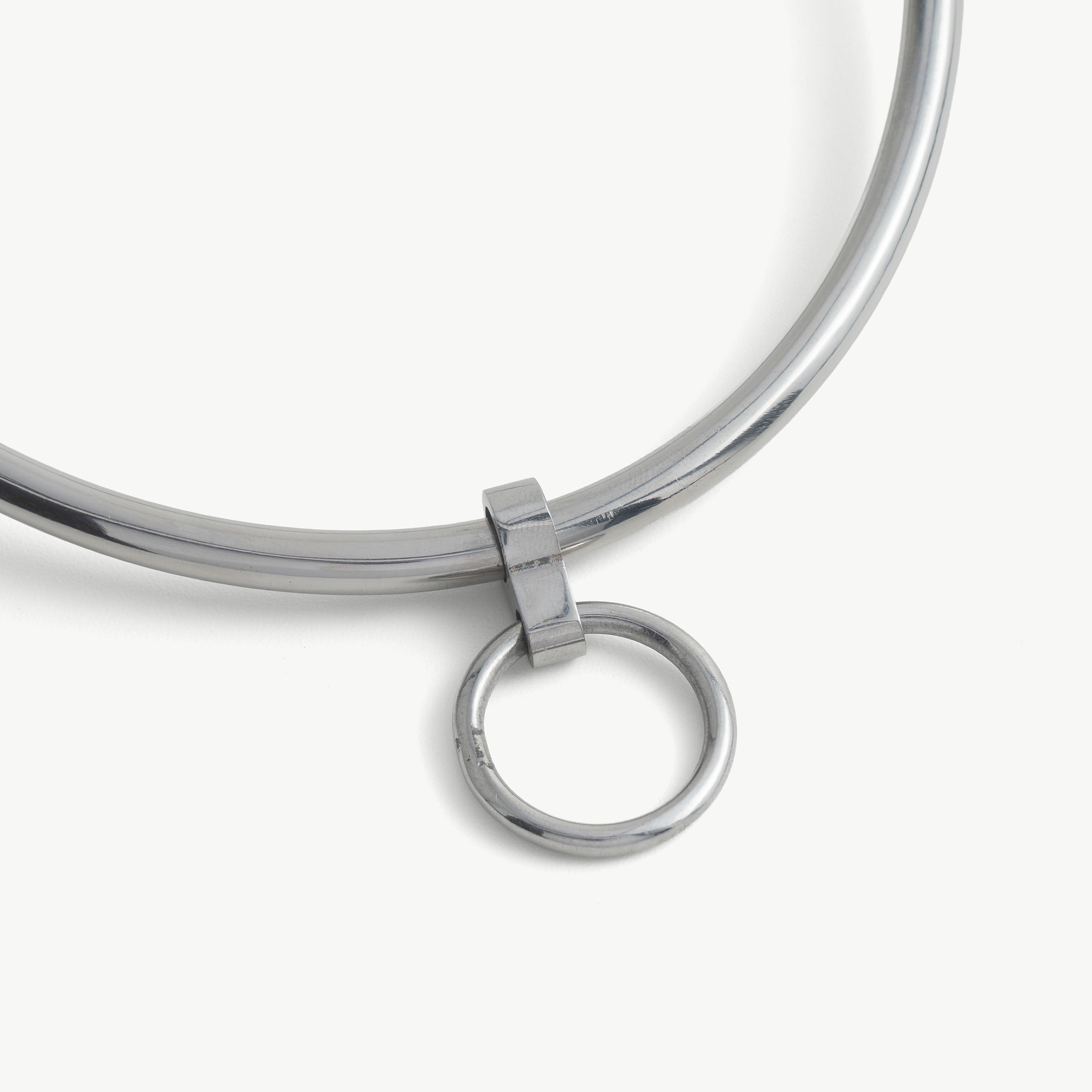 Close-up of the deSade silver day collar's front O-ring and polished band
