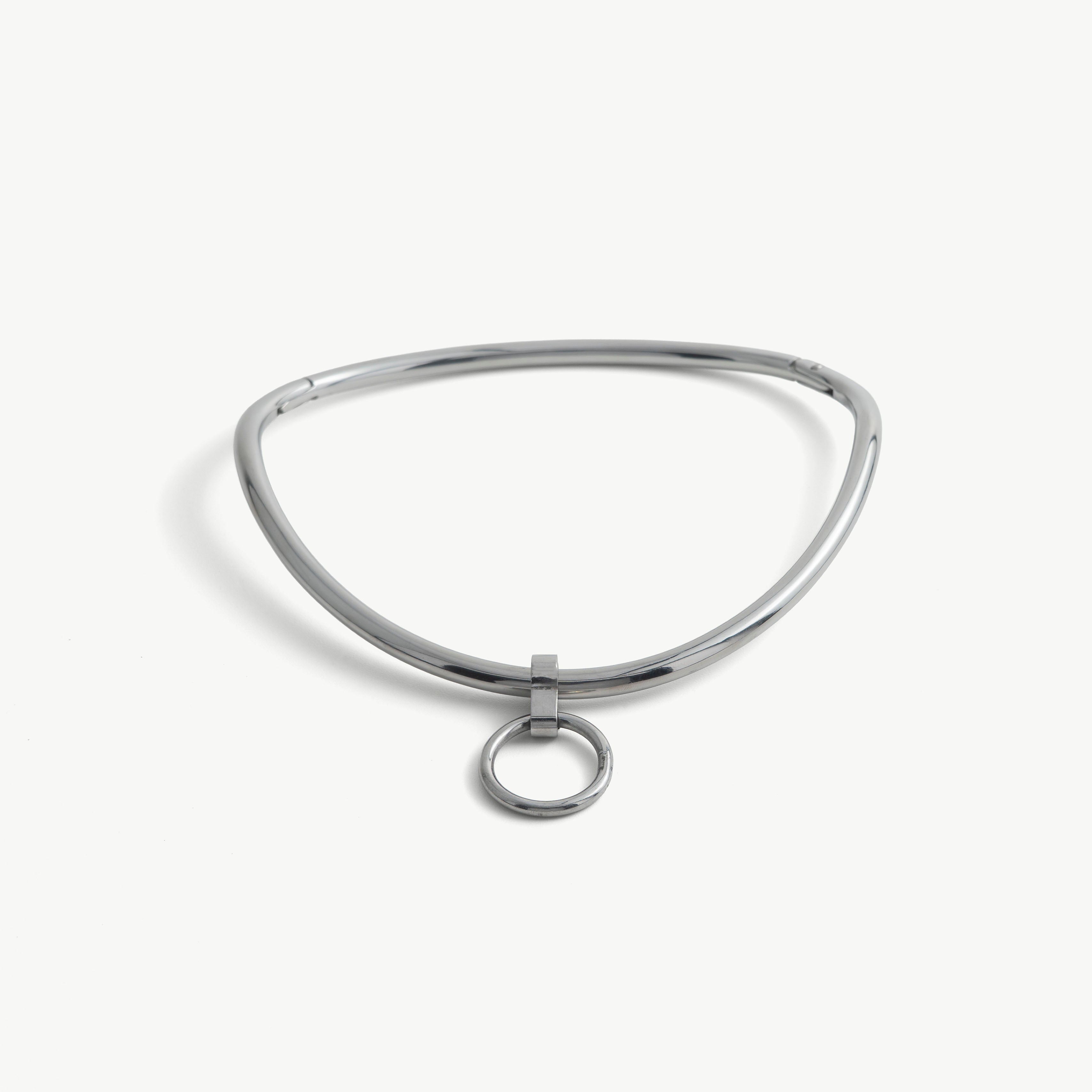 deSade silver day collar seen from the front, ergonomic curve with a small hanging O-ring