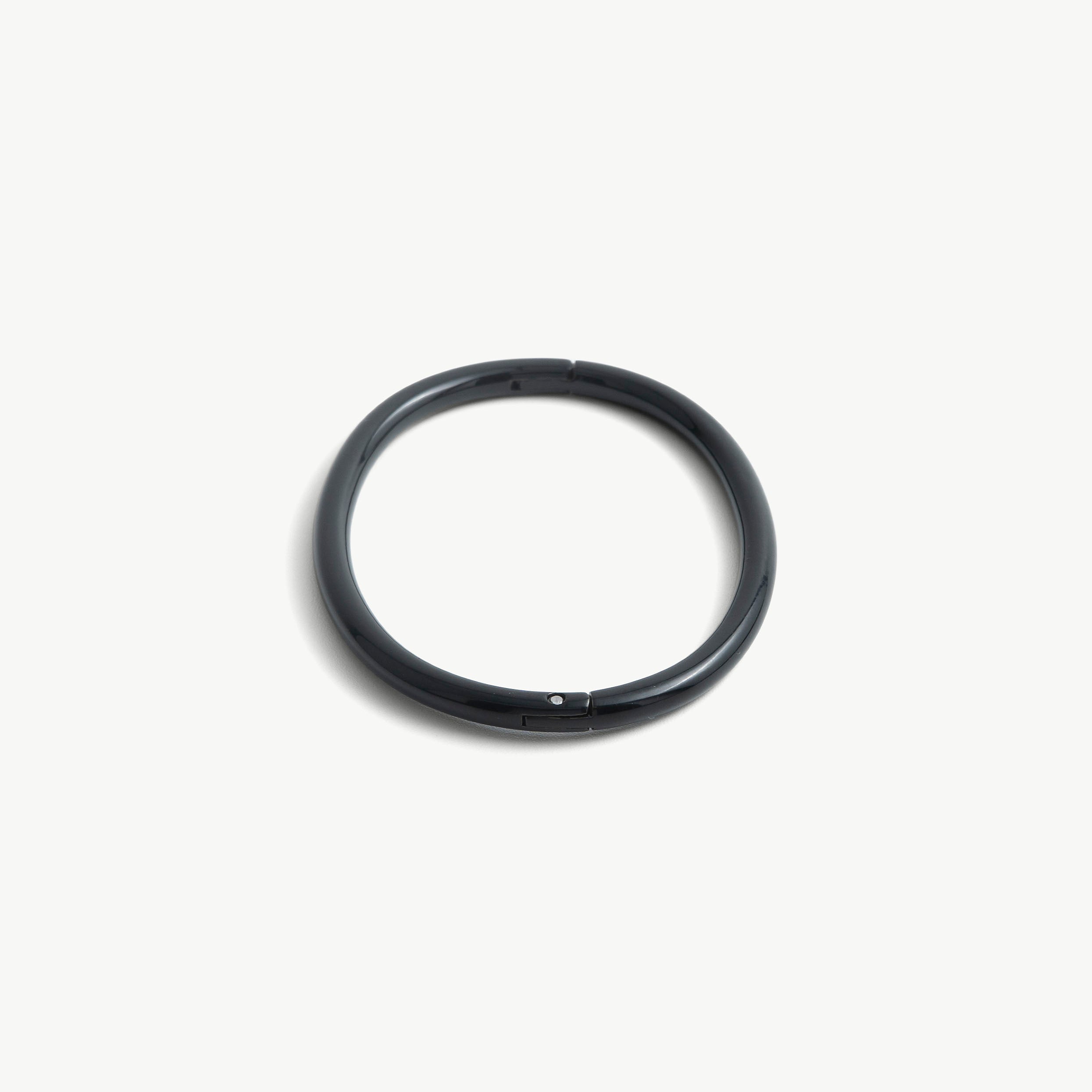 deSade black ankle bracelet seen from the front, showing the seamless hidden hex lock