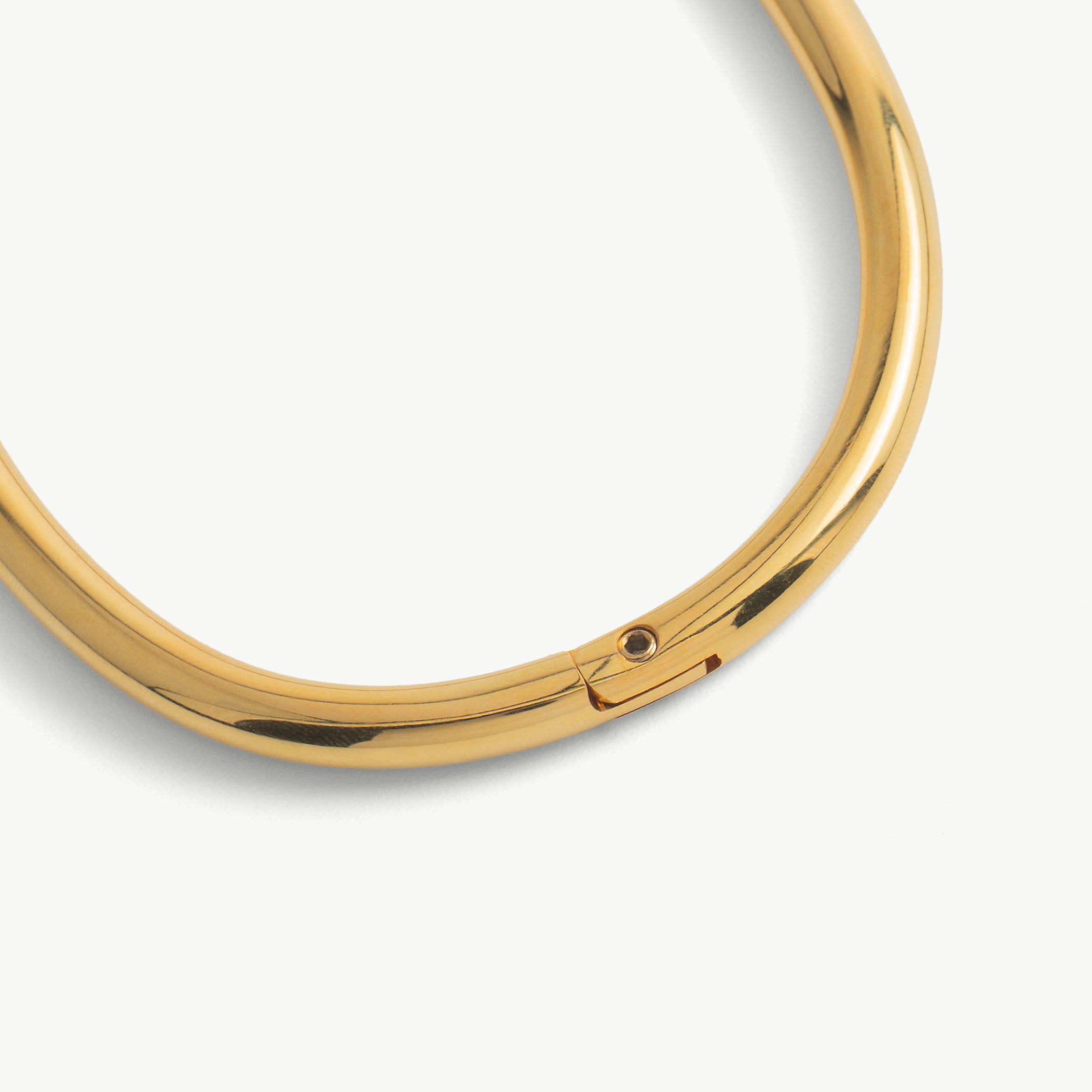 Close-up of the hidden hex lock seam on the gold deSade ankle bracelet