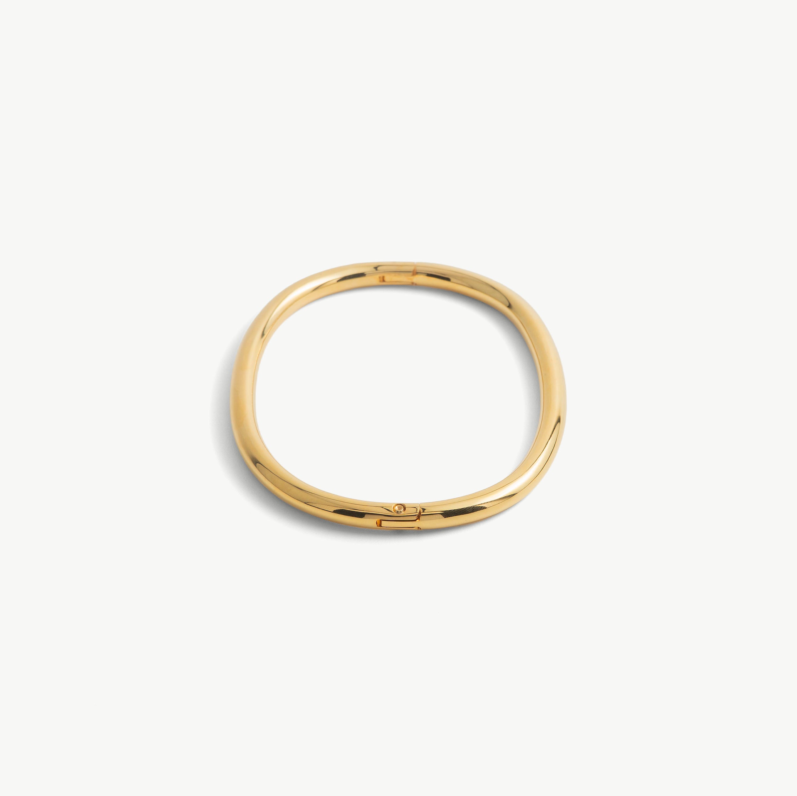 deSade gold ankle bracelet seen from the front, showing the seamless hidden hex lock