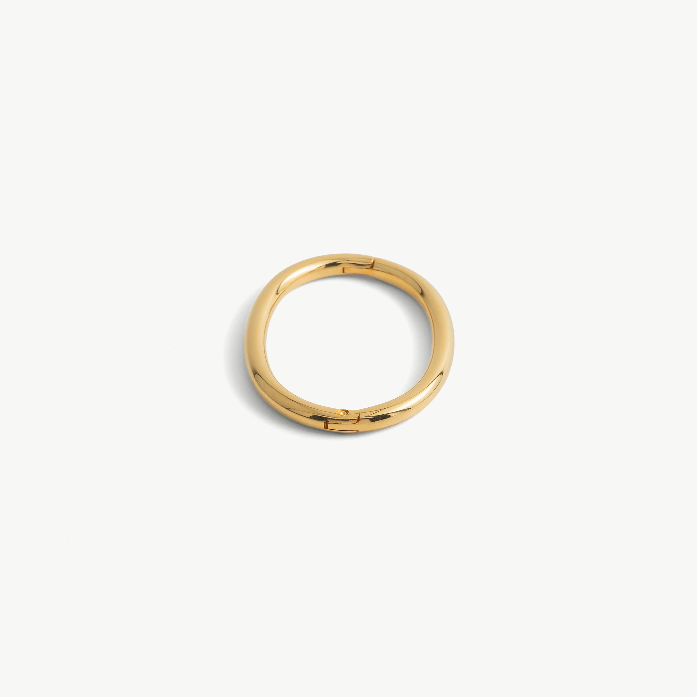 deSade gold wrist bracelet seen from the front with the seamless hidden hex lock