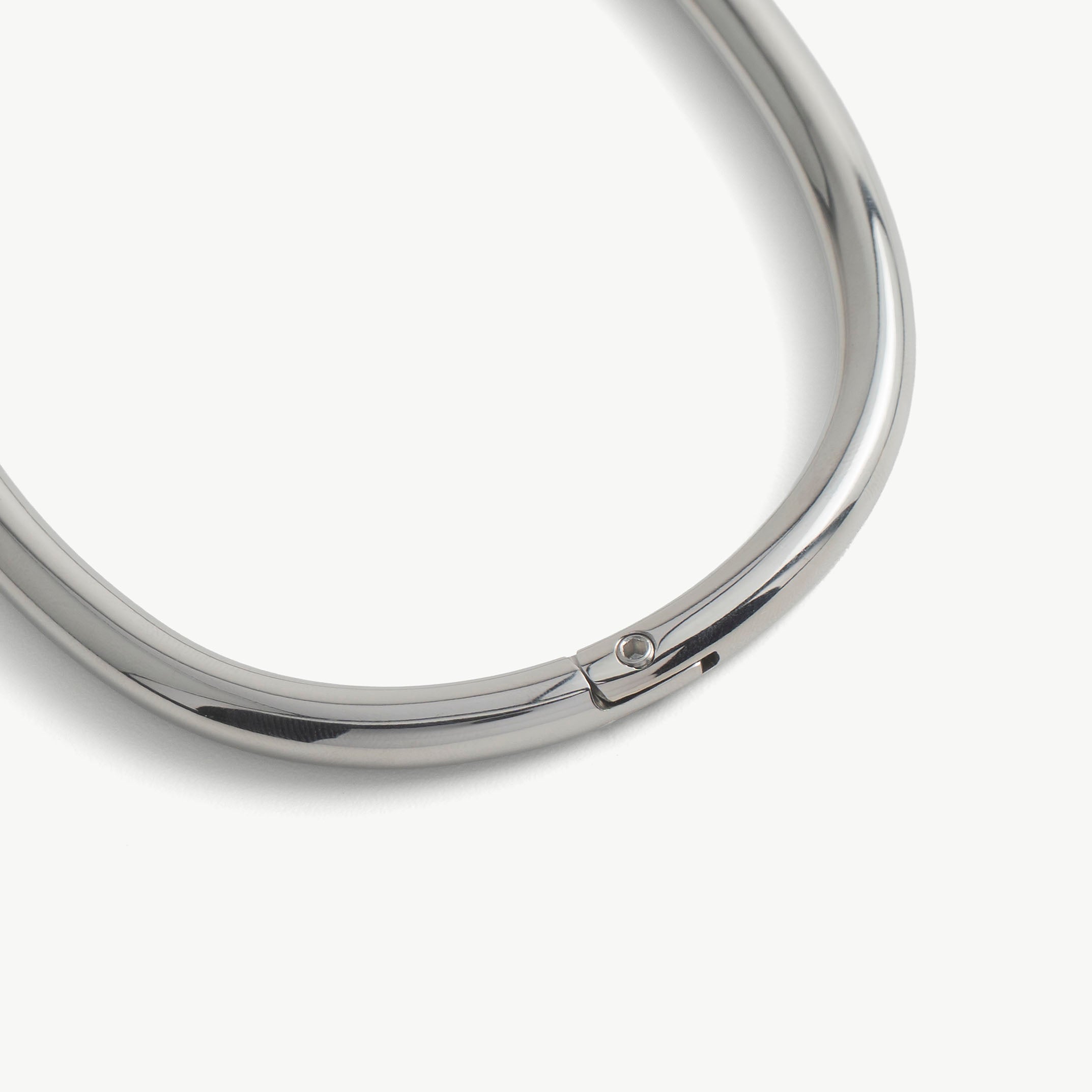 Close-up of the hidden hex lock seam on the silver deSade ankle bracelet