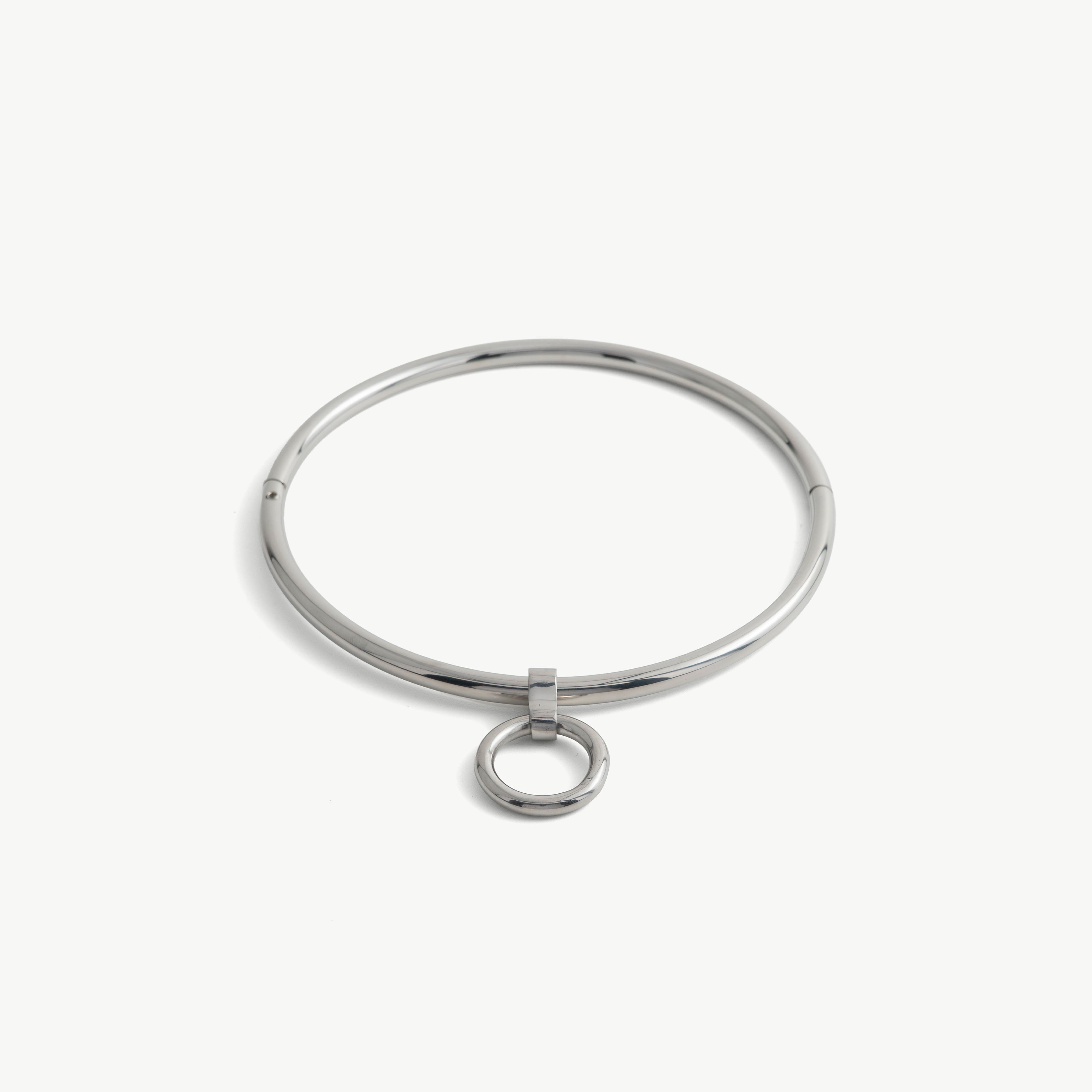 deSade silver round day collar seen from the front with its hidden hex lock and O-ring