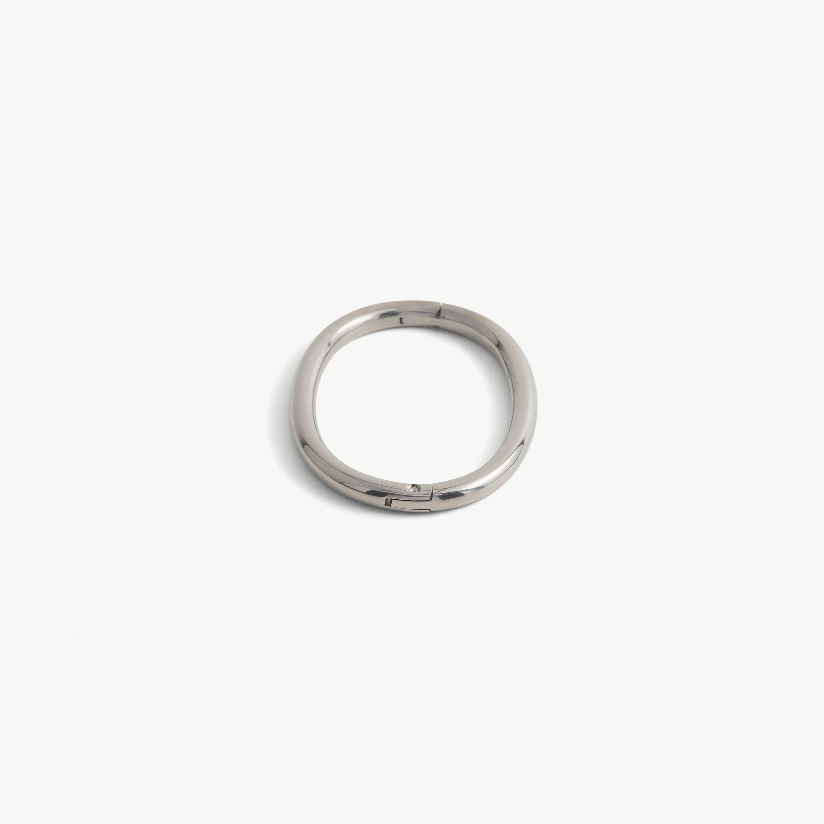deSade silver wrist bracelet seen from the front with the seamless hidden hex lock
