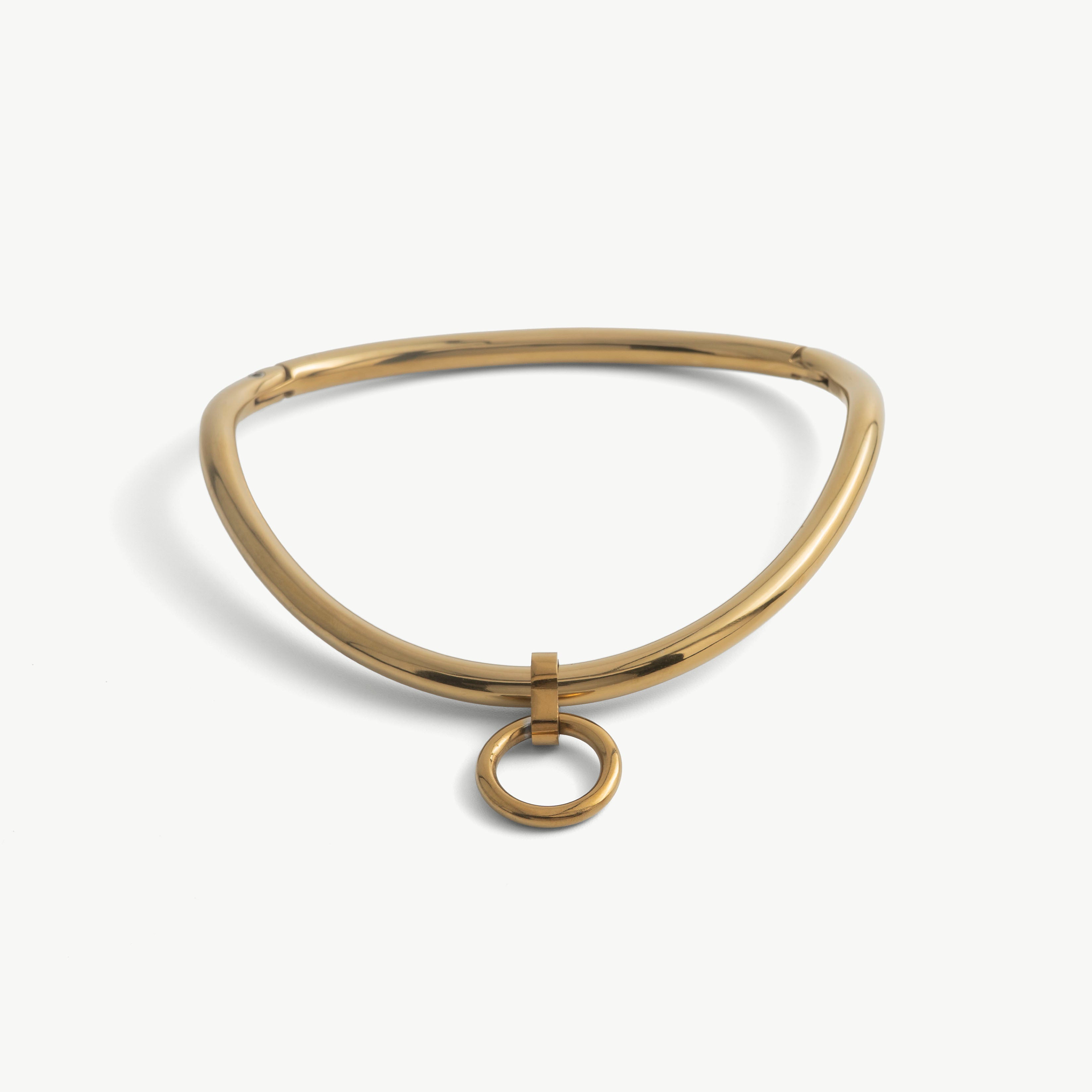 deSade gold day collar seen from the front, ergonomic curve with a small hanging O-ring