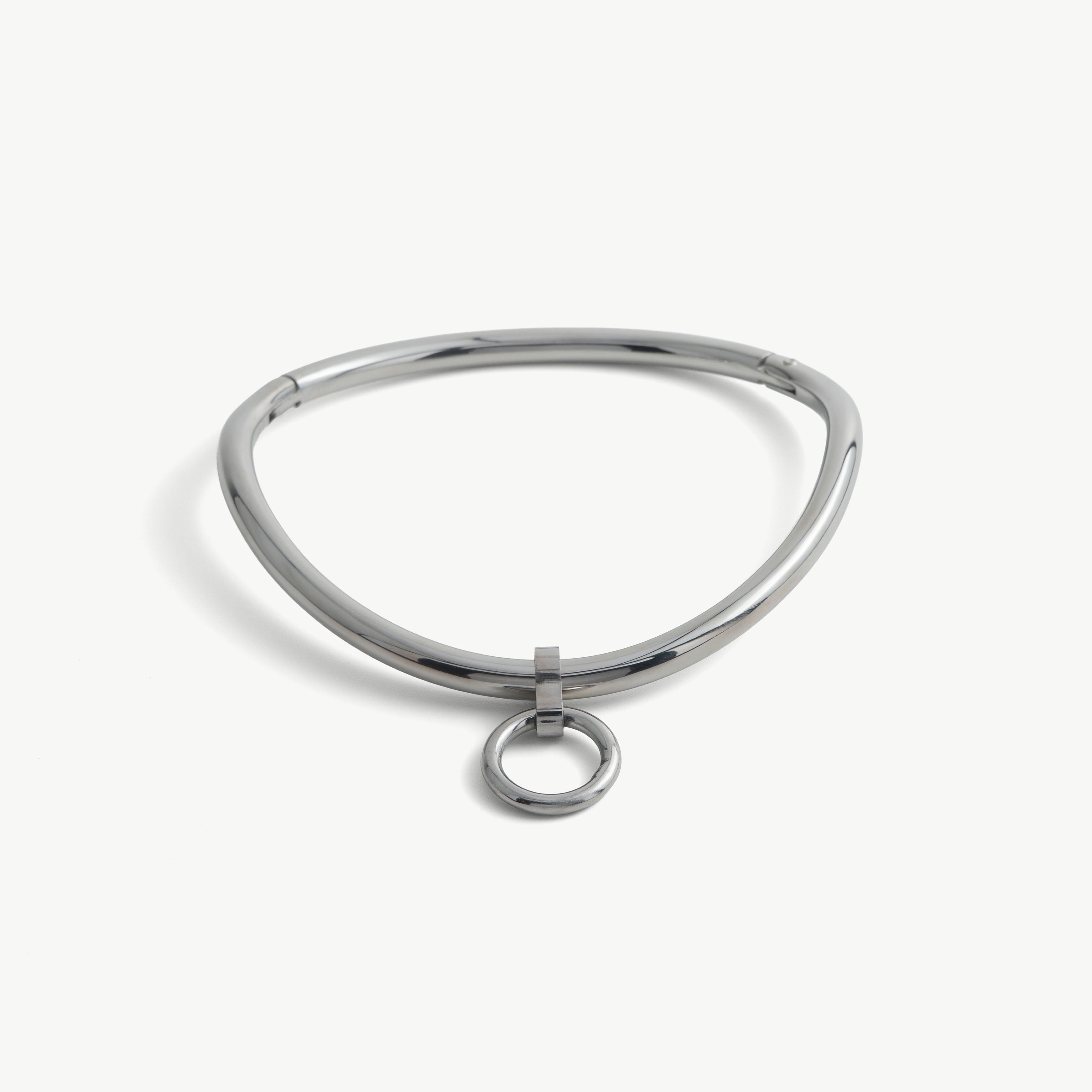 deSade silver day collar seen from the front, ergonomic curve with a small hanging O-ring