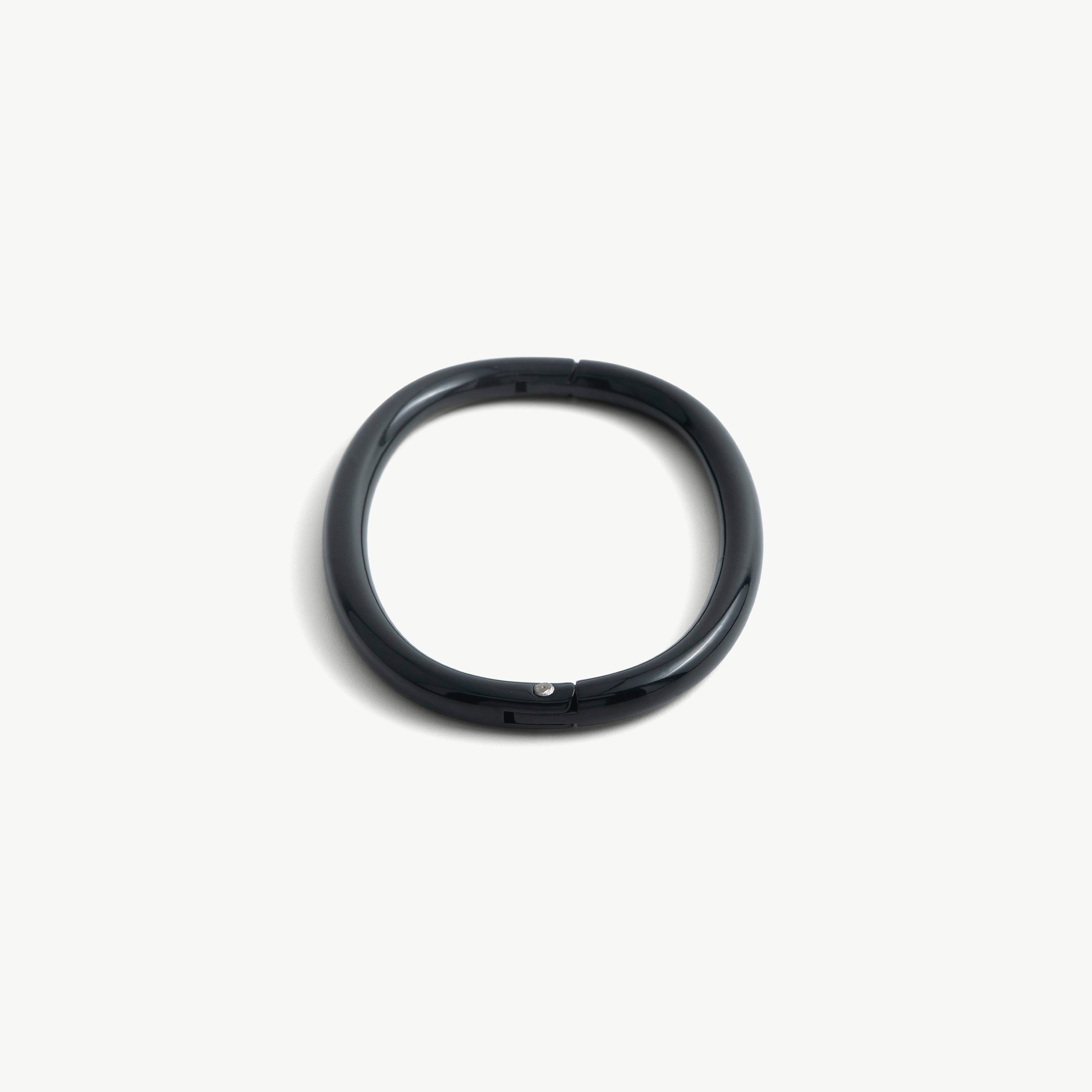 deSade black ankle bracelet seen from the front, showing the seamless hidden hex lock