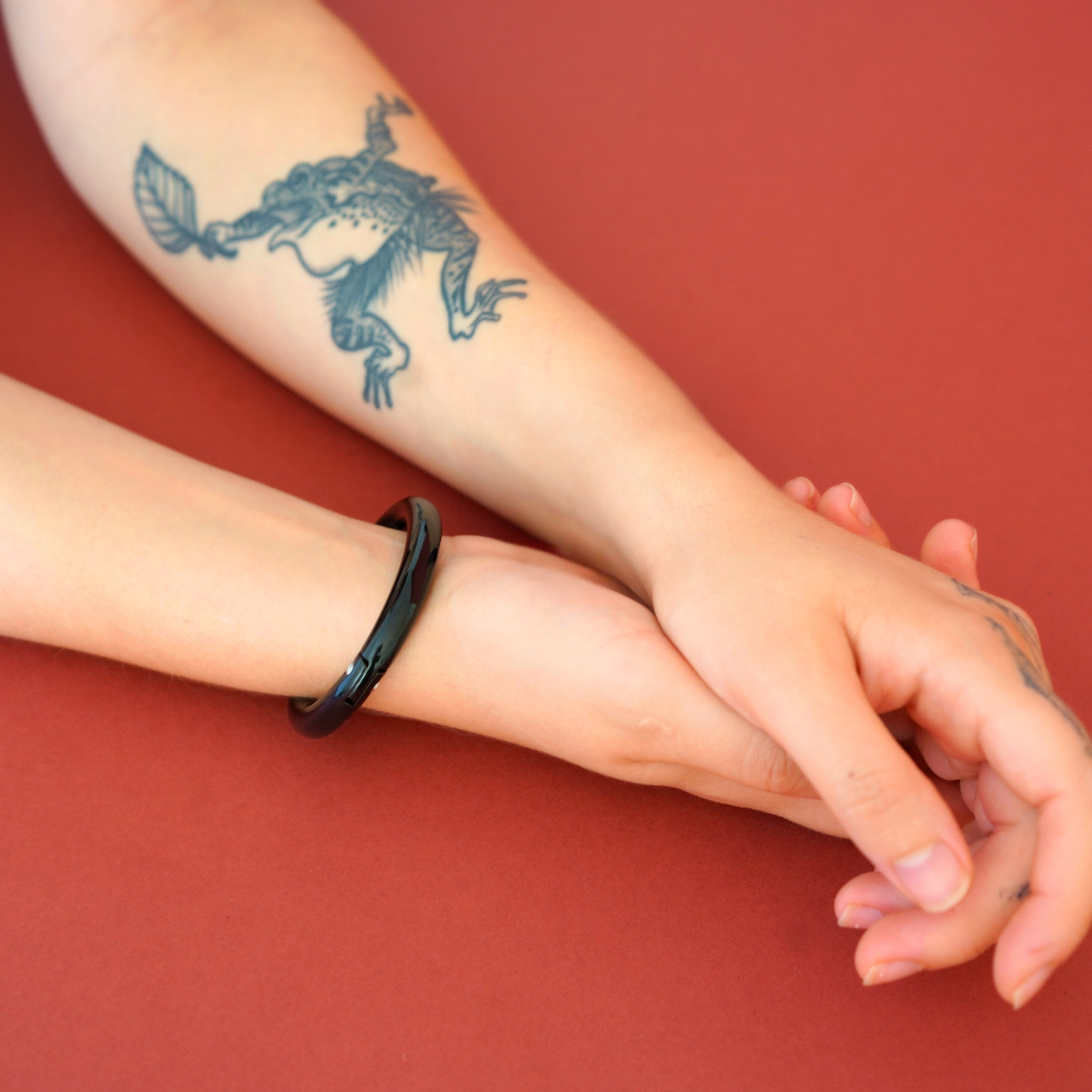 Single deSade black wrist bracelet with hidden hex lock