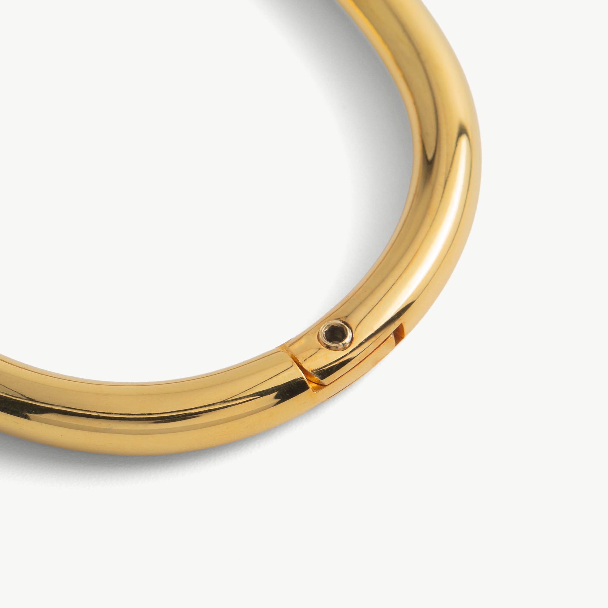 Close-up of the hidden hex lock seam on the gold deSade ankle bracelet