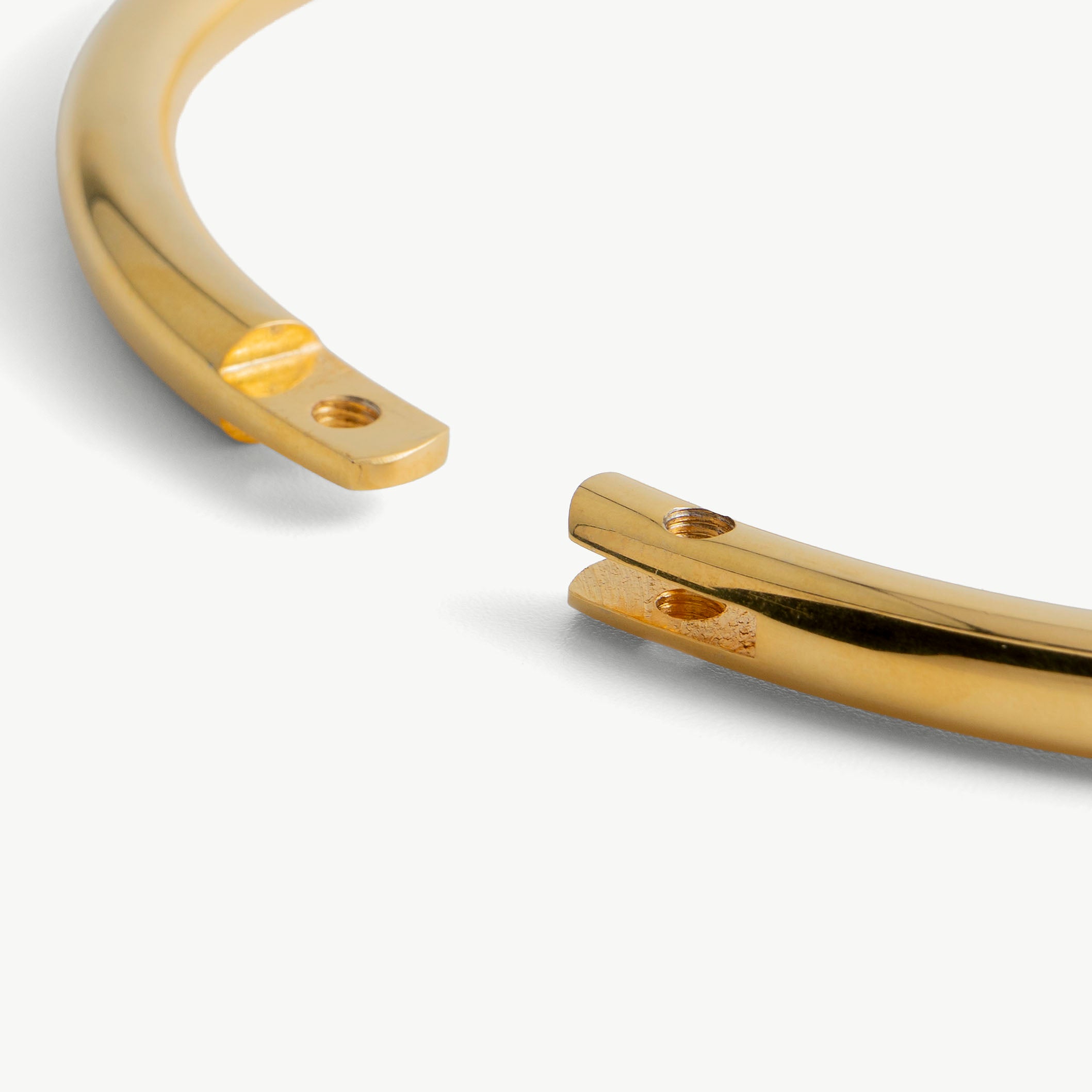 Close-up of the deSade round collar's lock and front O-ring