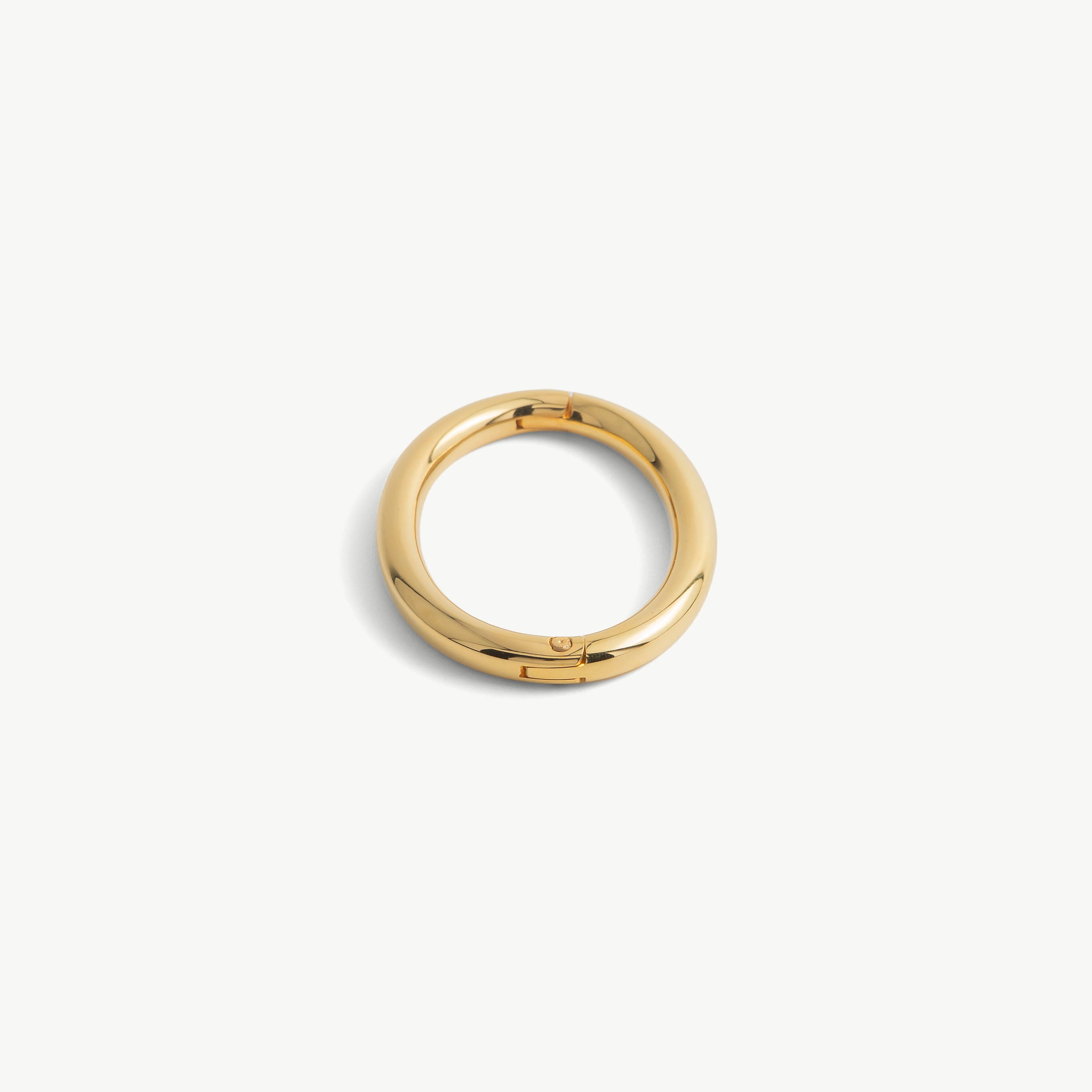 deSade gold wrist bracelet seen from the front with the seamless hidden hex lock