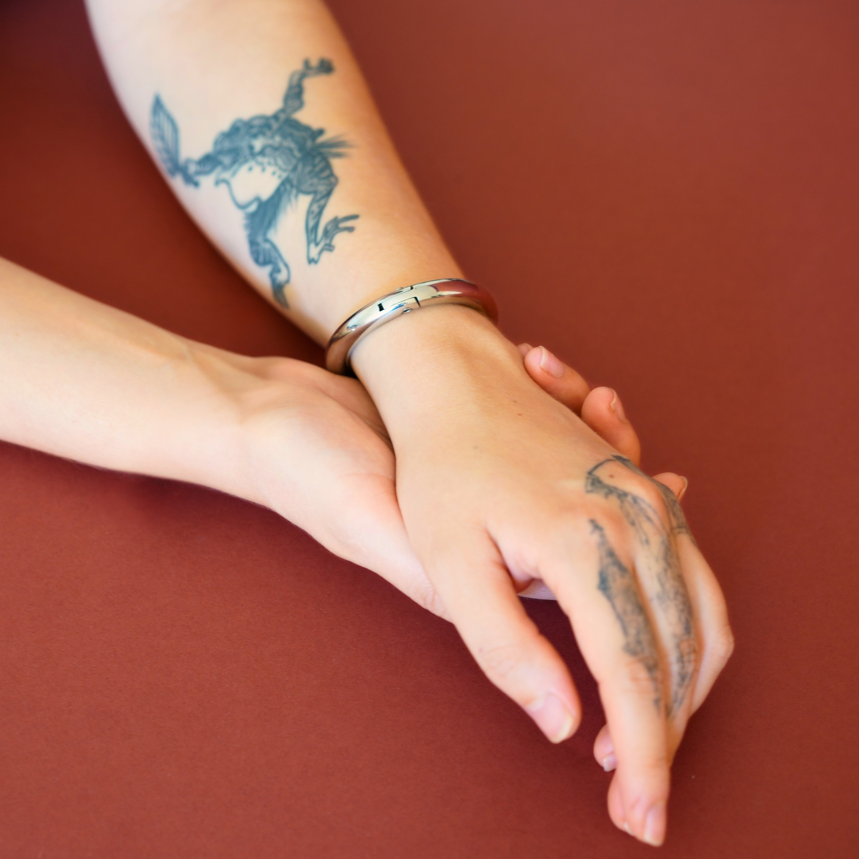 deSade® Wrist Bracelet - hidden hex lock (8mm thick, silver)