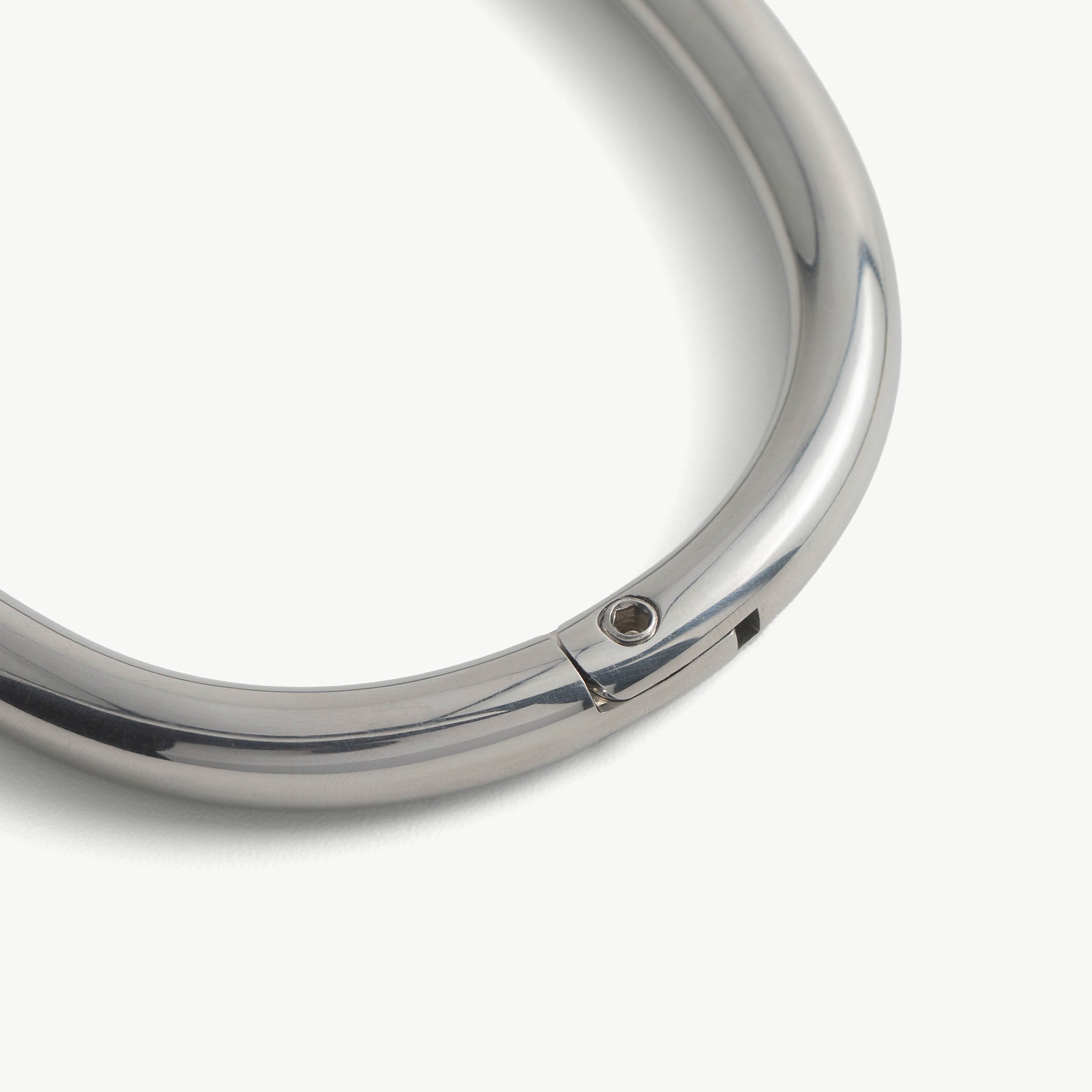 Close-up of the hidden hex lock seam on the silver deSade ankle bracelet