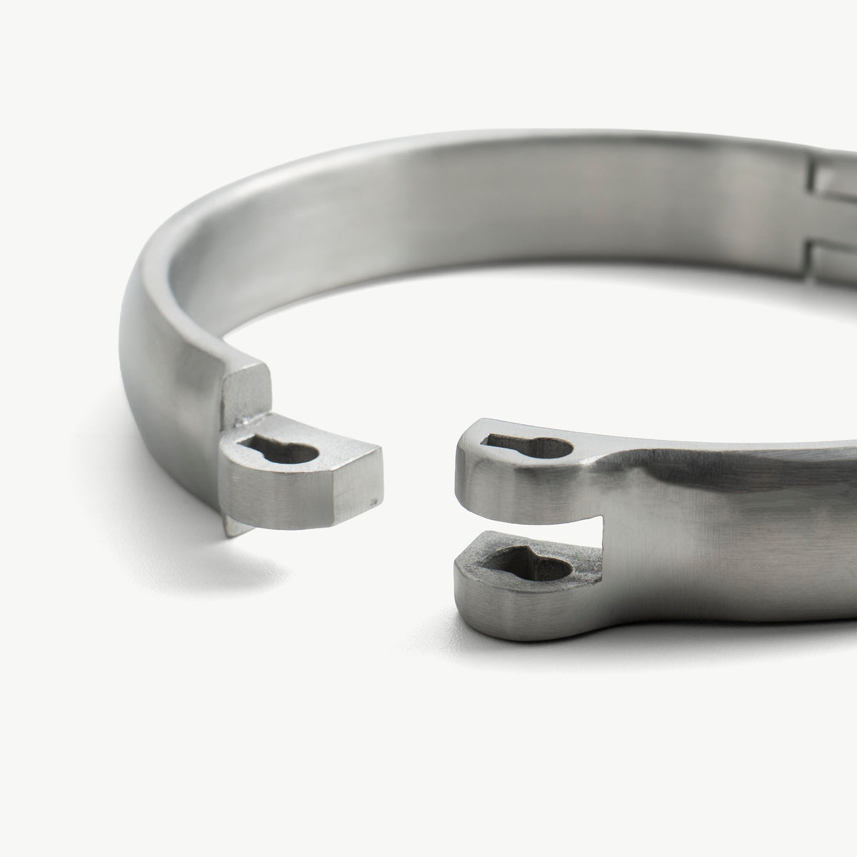 Close-up of the rounded collar's open hinge ends and lock slots