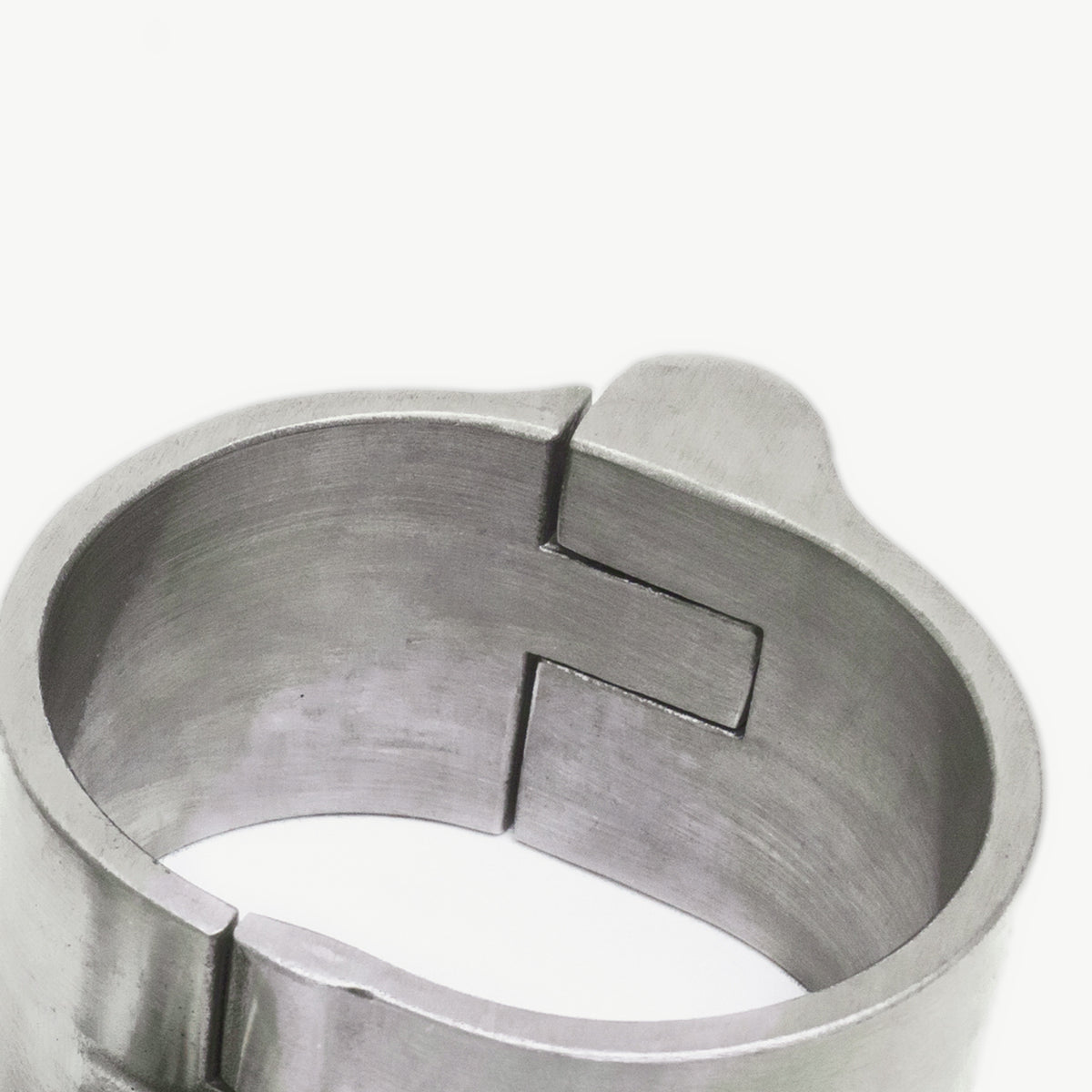 Close-up of the push-in lock seam on the 40mm steel cuff