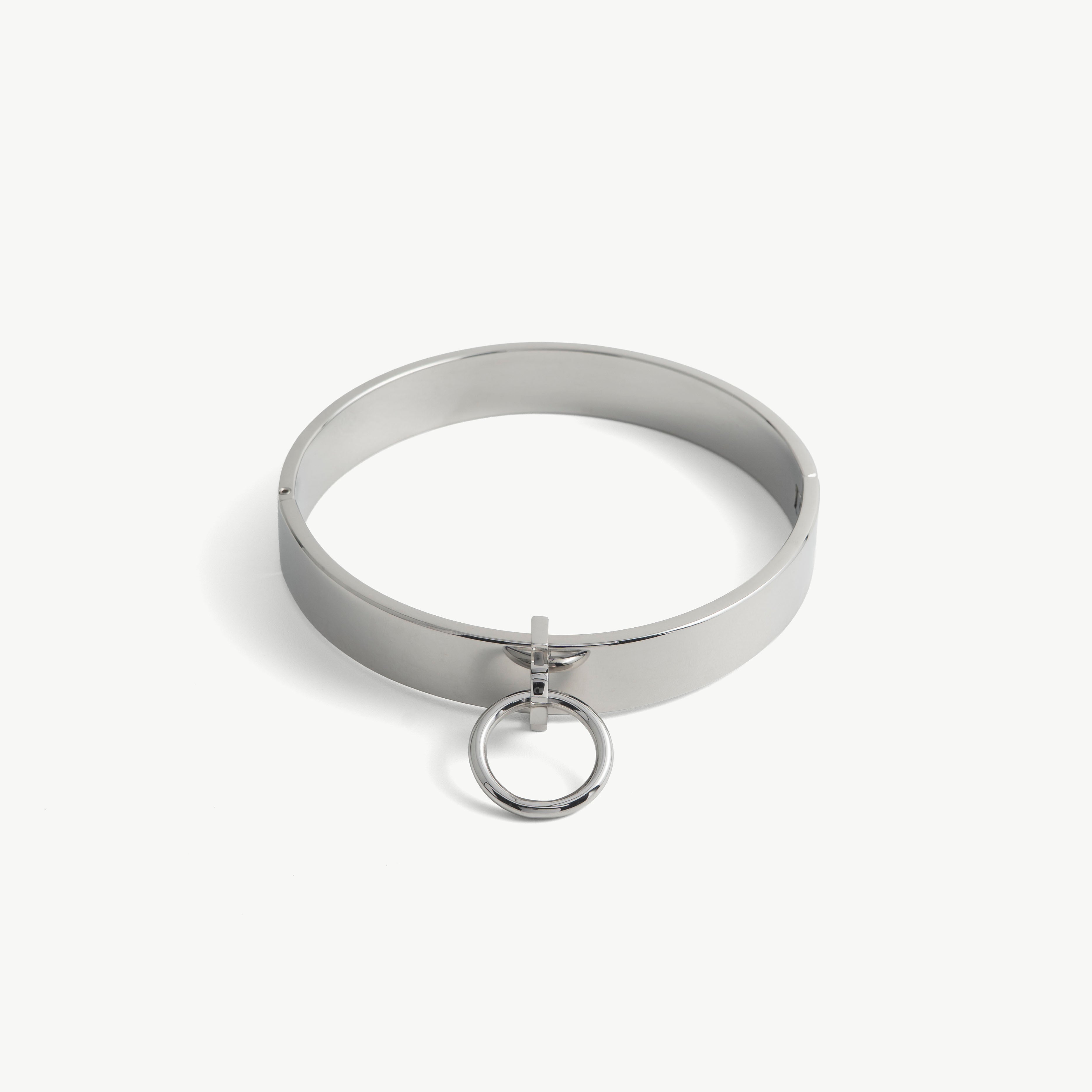 deSade silver flat collar seen from the front with its hanging O-ring