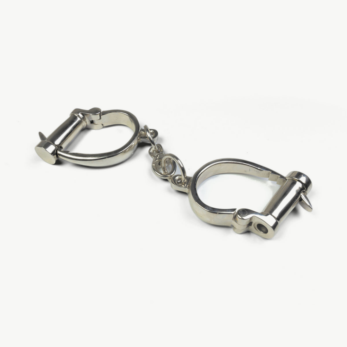 KUB 121 Darby-style handcuffs with short swivel chain, angled view