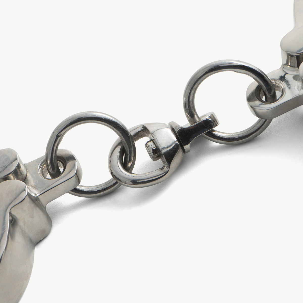 Close-up of the Hamburg-8 handcuffs' swivel ring chain link