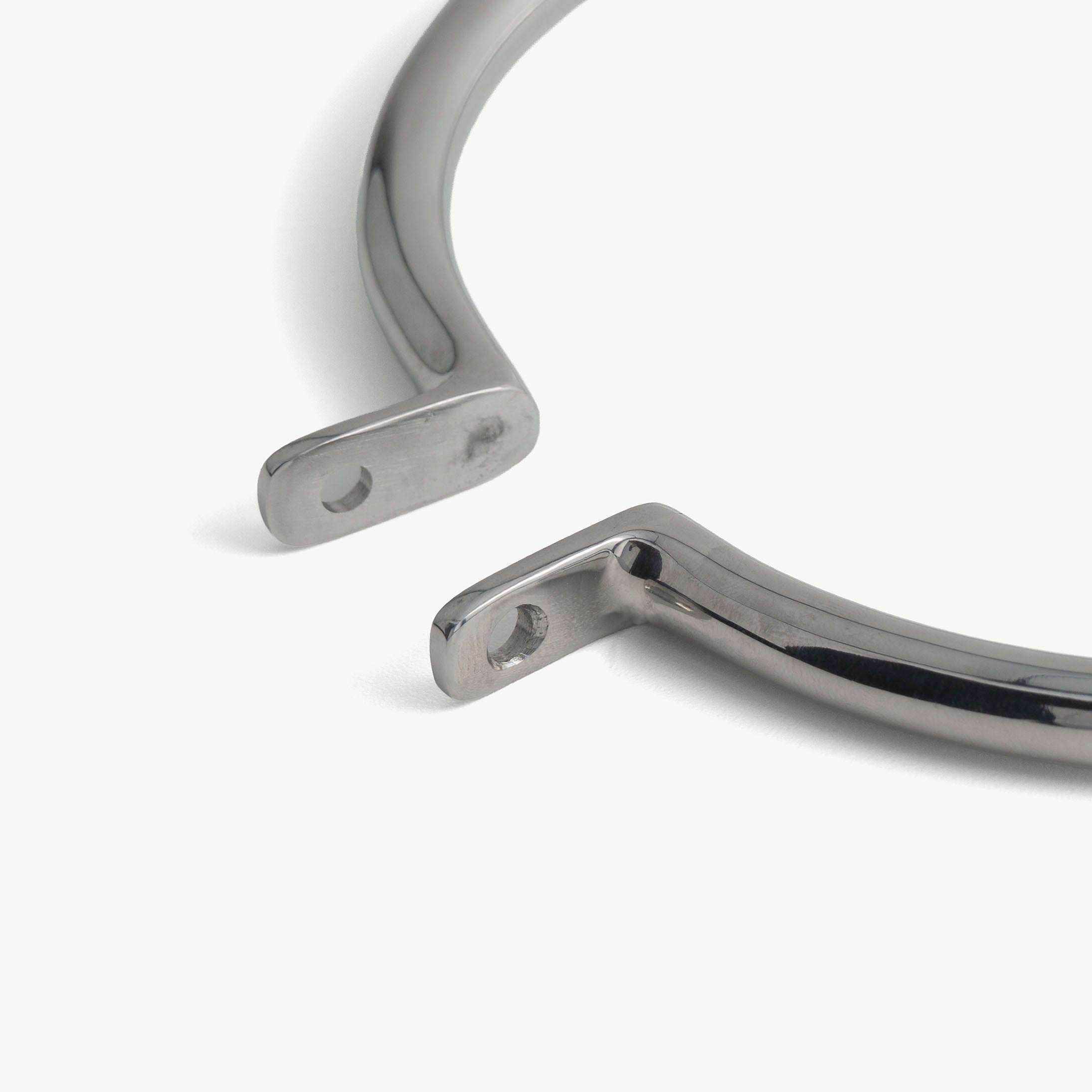 Close-up of the steel day collar's lock detail