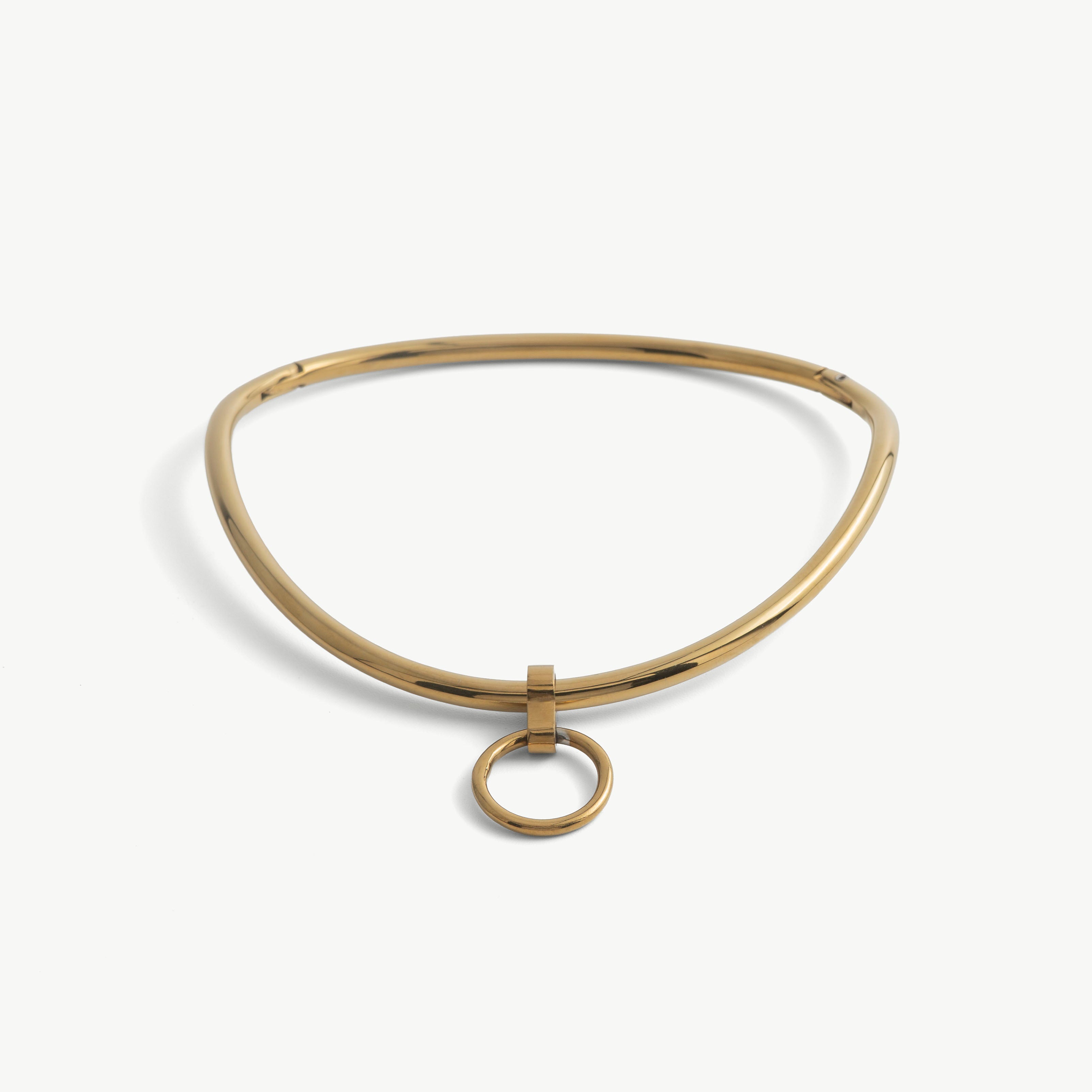 deSade gold day collar seen from the front, ergonomic curve with a small hanging O-ring