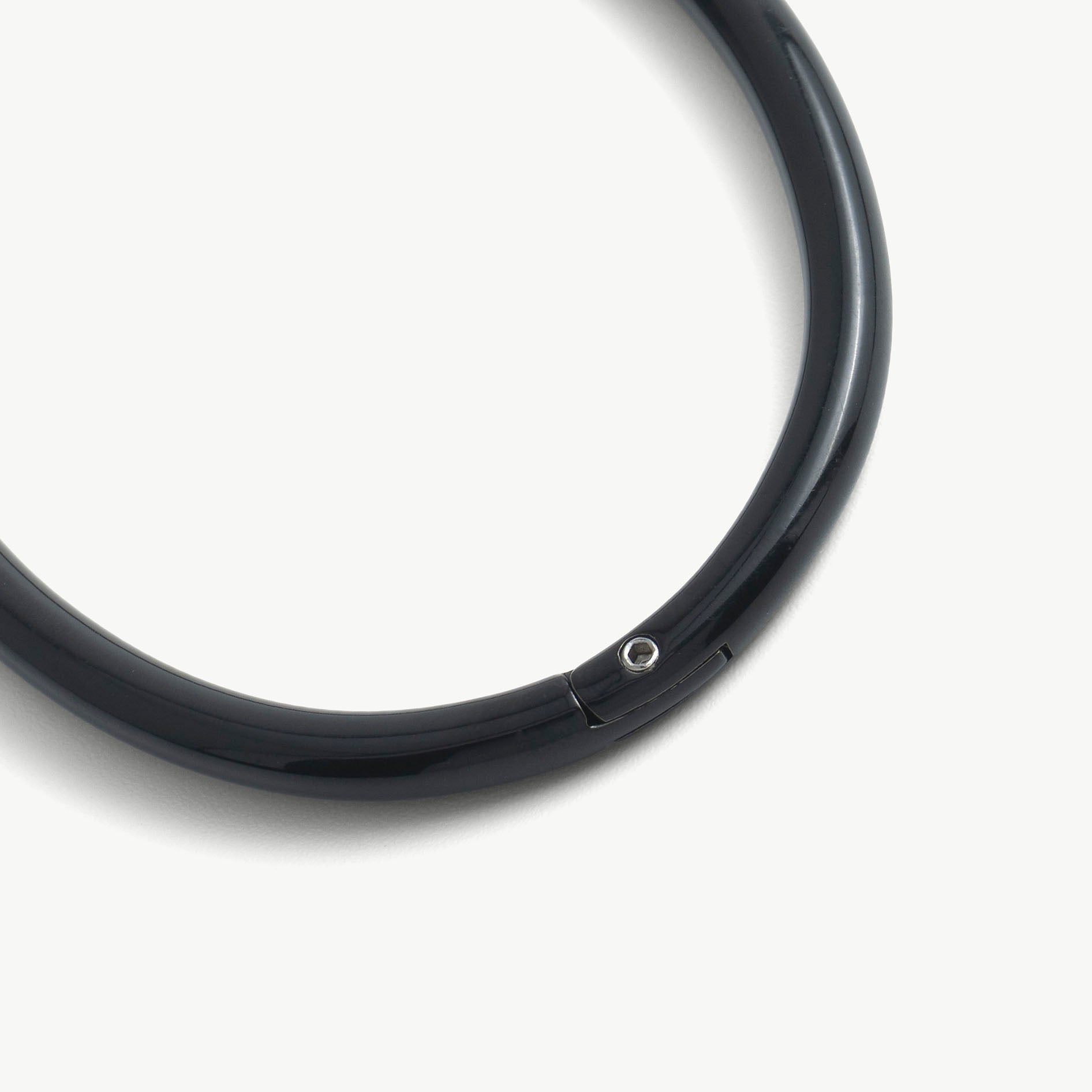 Close-up of the hidden hex lock seam on the black deSade ankle bracelet