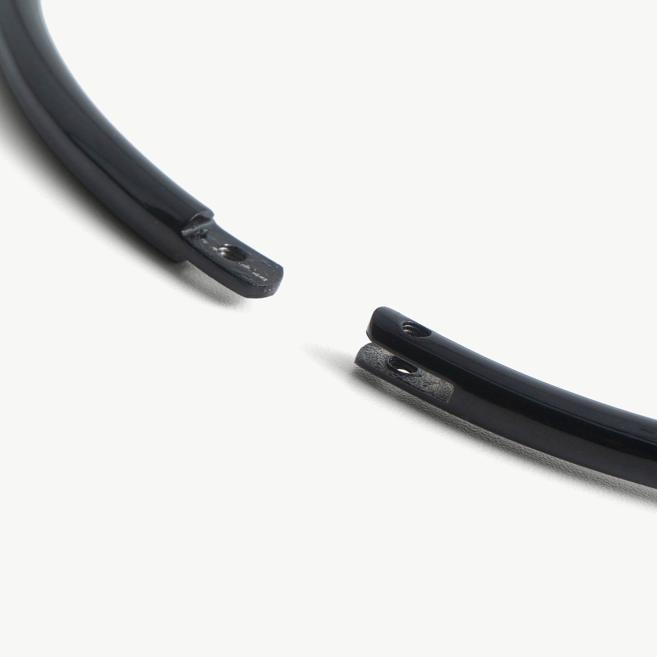 Close-up of the deSade round collar's lock and front O-ring