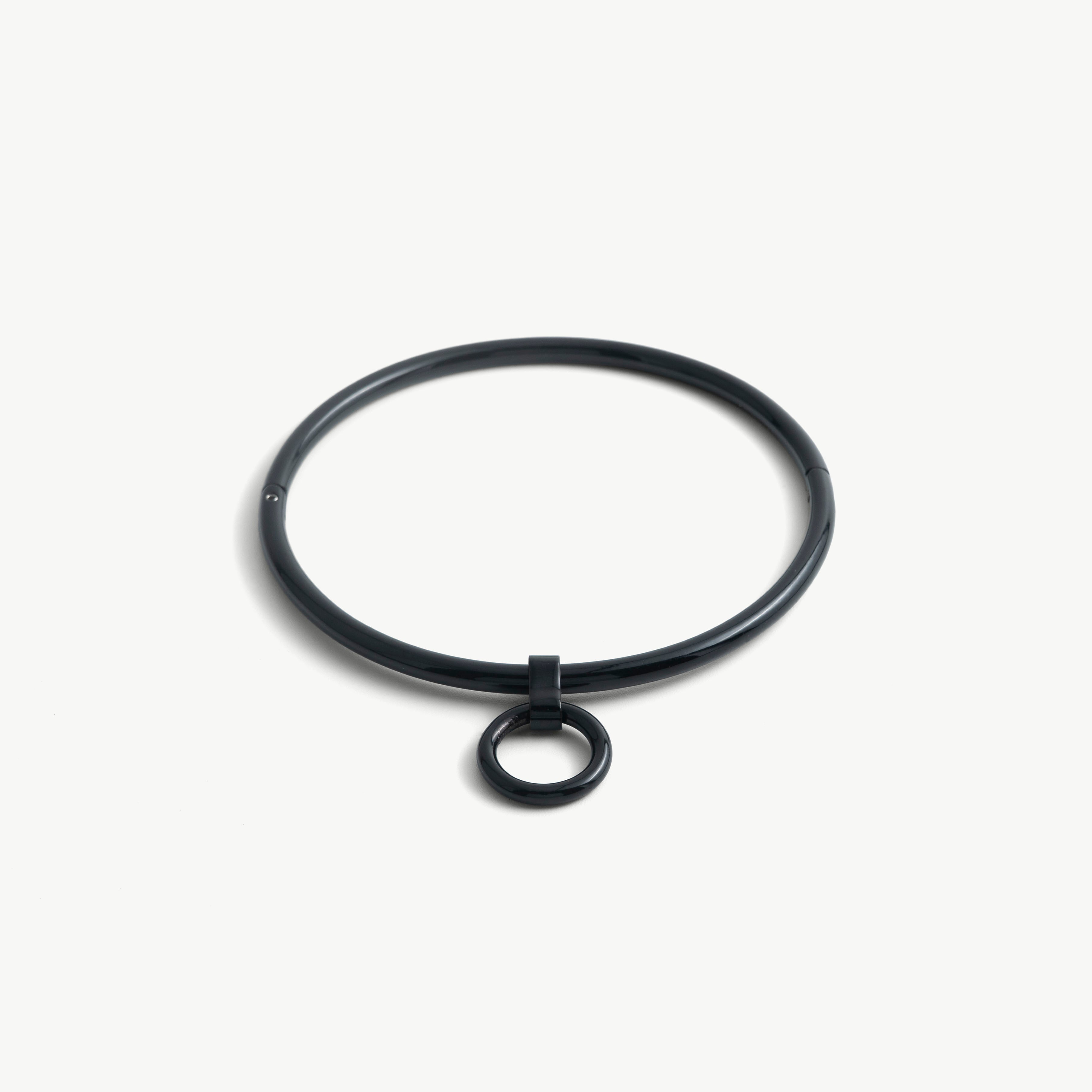 deSade black round day collar seen from the front with its hidden hex lock and O-ring