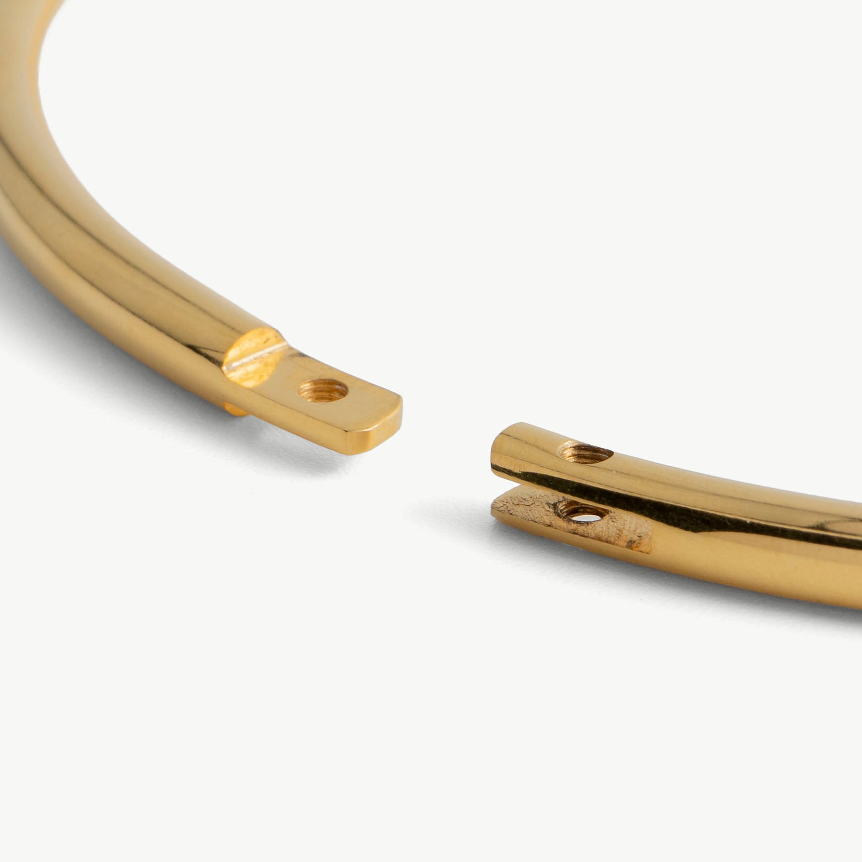 Close-up of the deSade round collar's lock and front O-ring