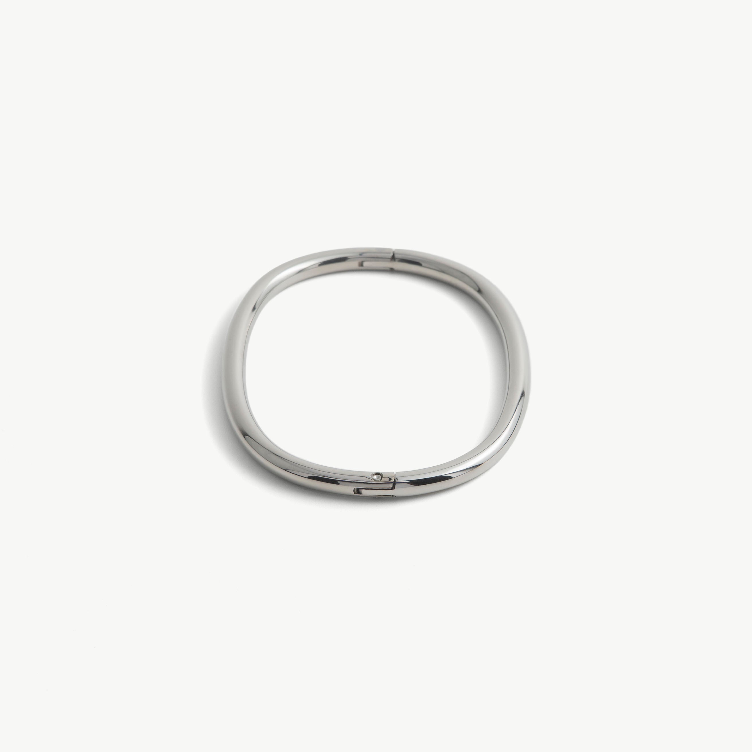 deSade silver ankle bracelet seen from the front, showing the seamless hidden hex lock