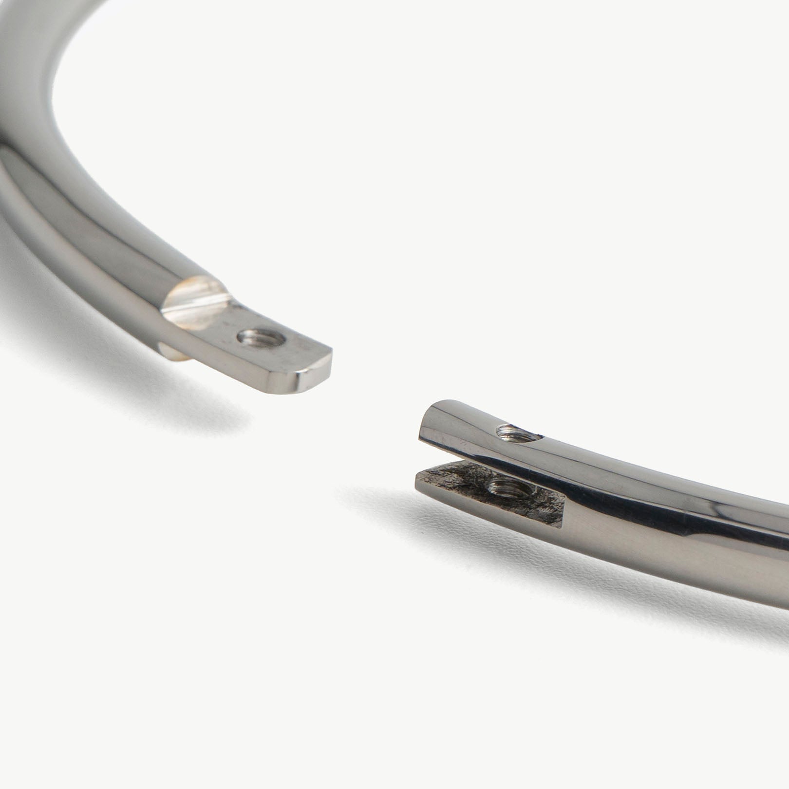 Close-up of the deSade round collar's lock and front O-ring