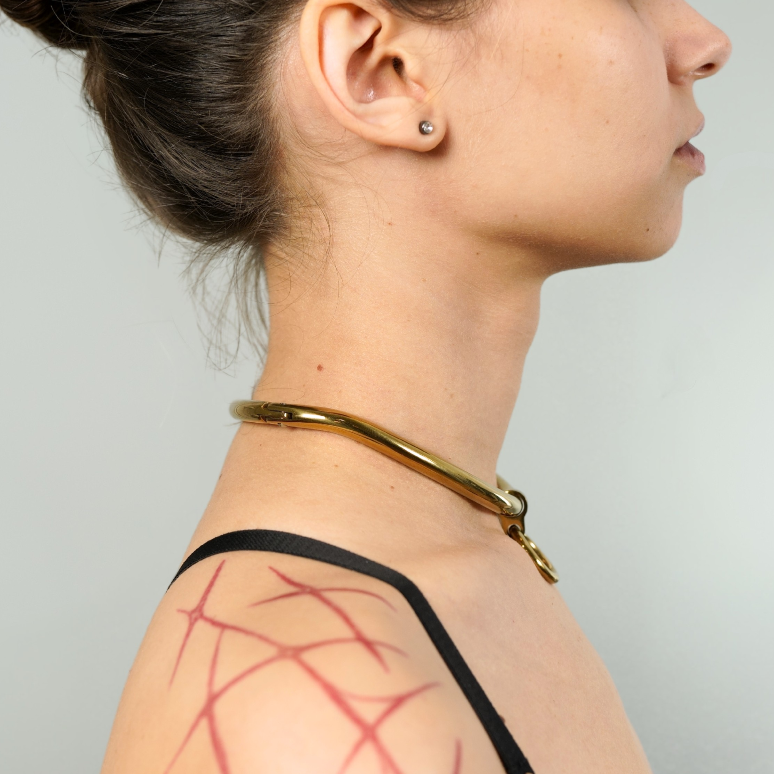 deSade® Day Collar - ergonomic, hex lock (8mm thick, gold)