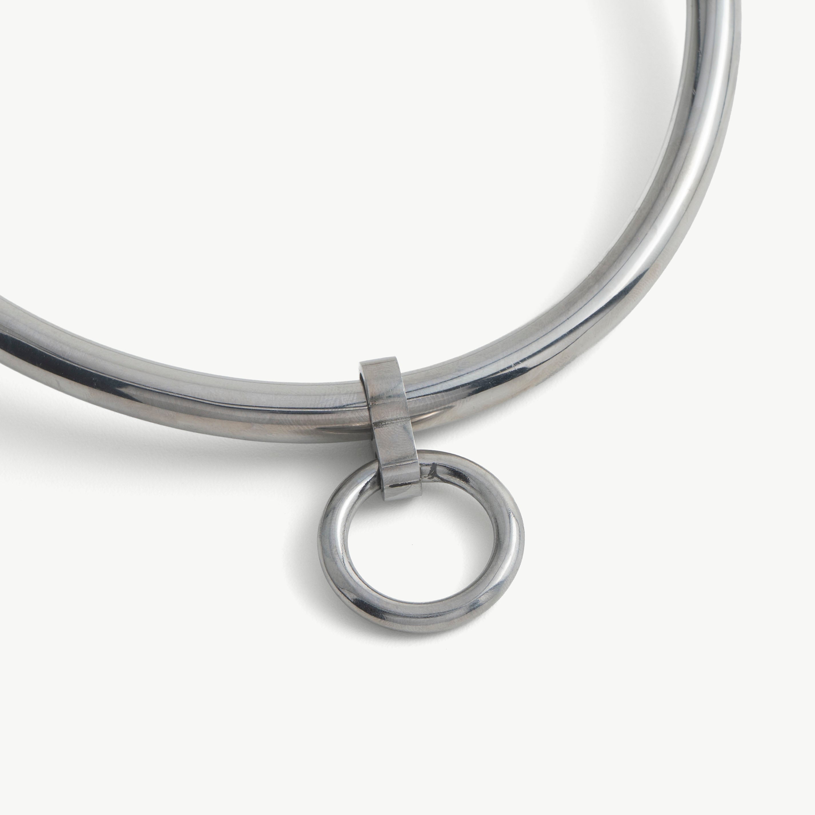 Close-up of the deSade silver day collar's front O-ring and polished band
