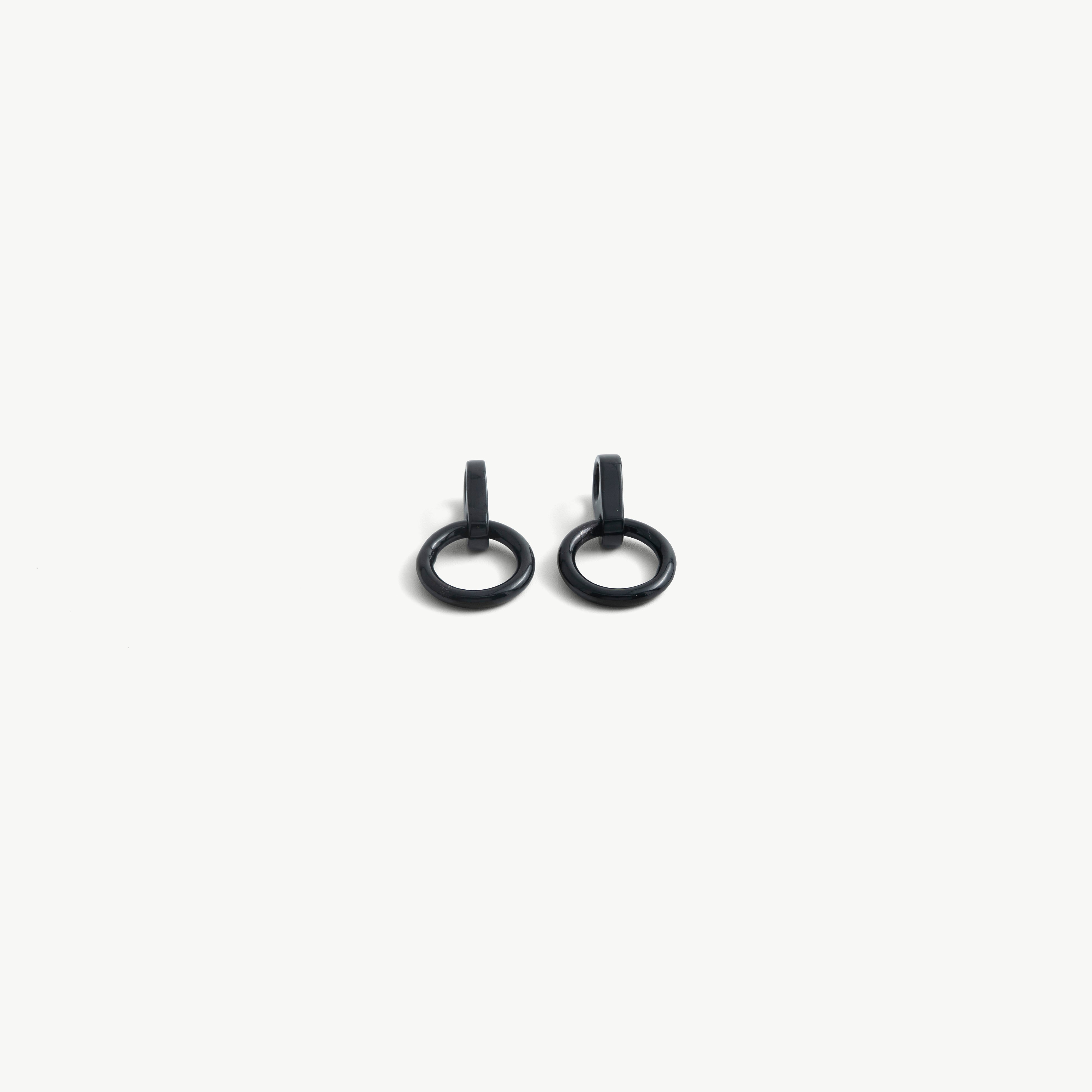 Pair of black O-ring pendants for deSade 8mm jewelry seen from the front
