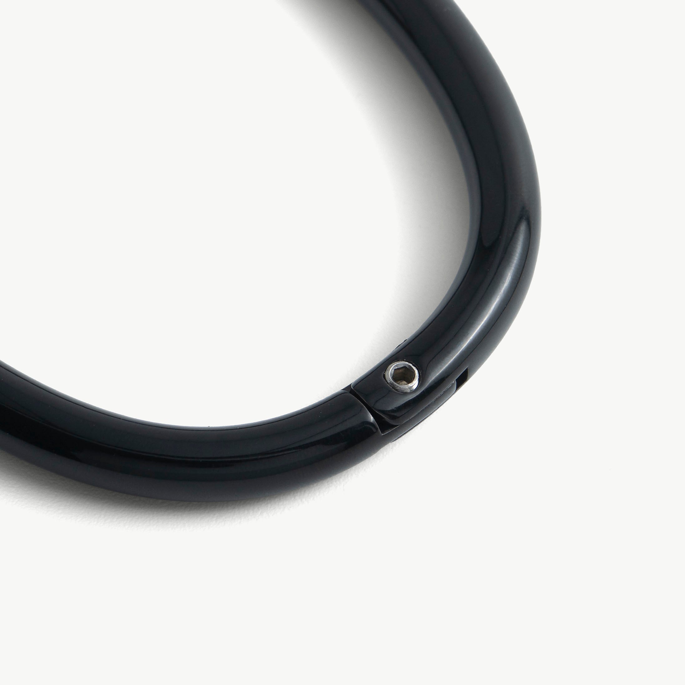 Close-up of the hidden hex lock seam on the black deSade ankle bracelet