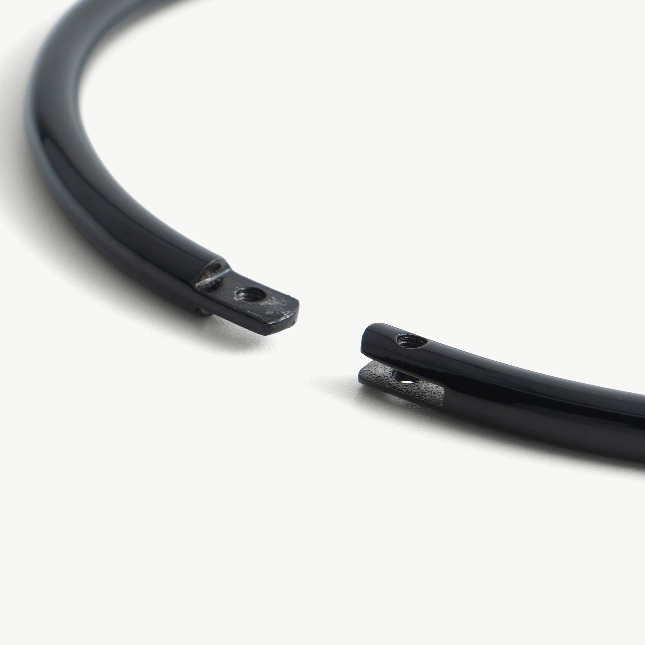 Close-up of the deSade round collar's lock and front O-ring