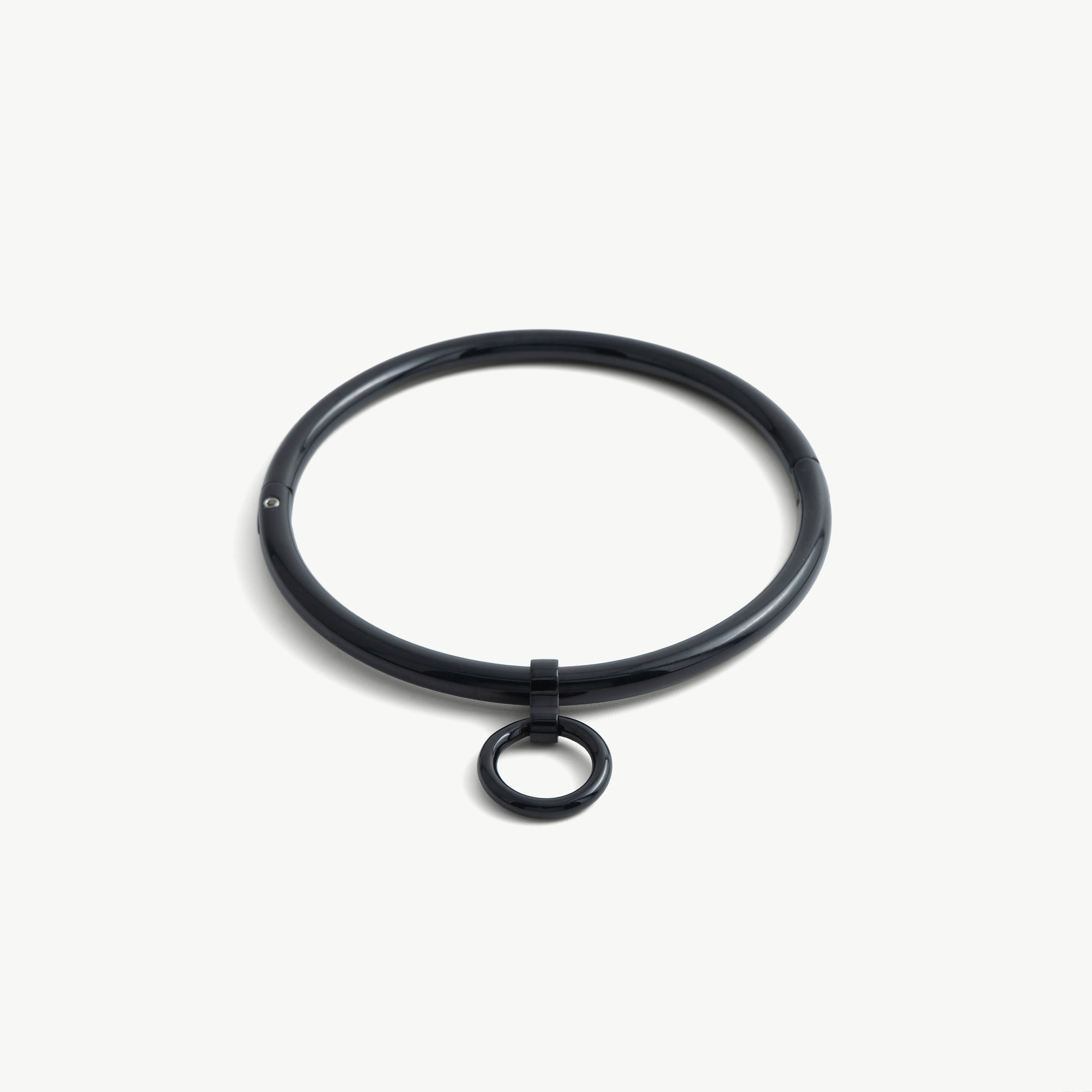 deSade black round day collar seen from the front with its hidden hex lock and O-ring