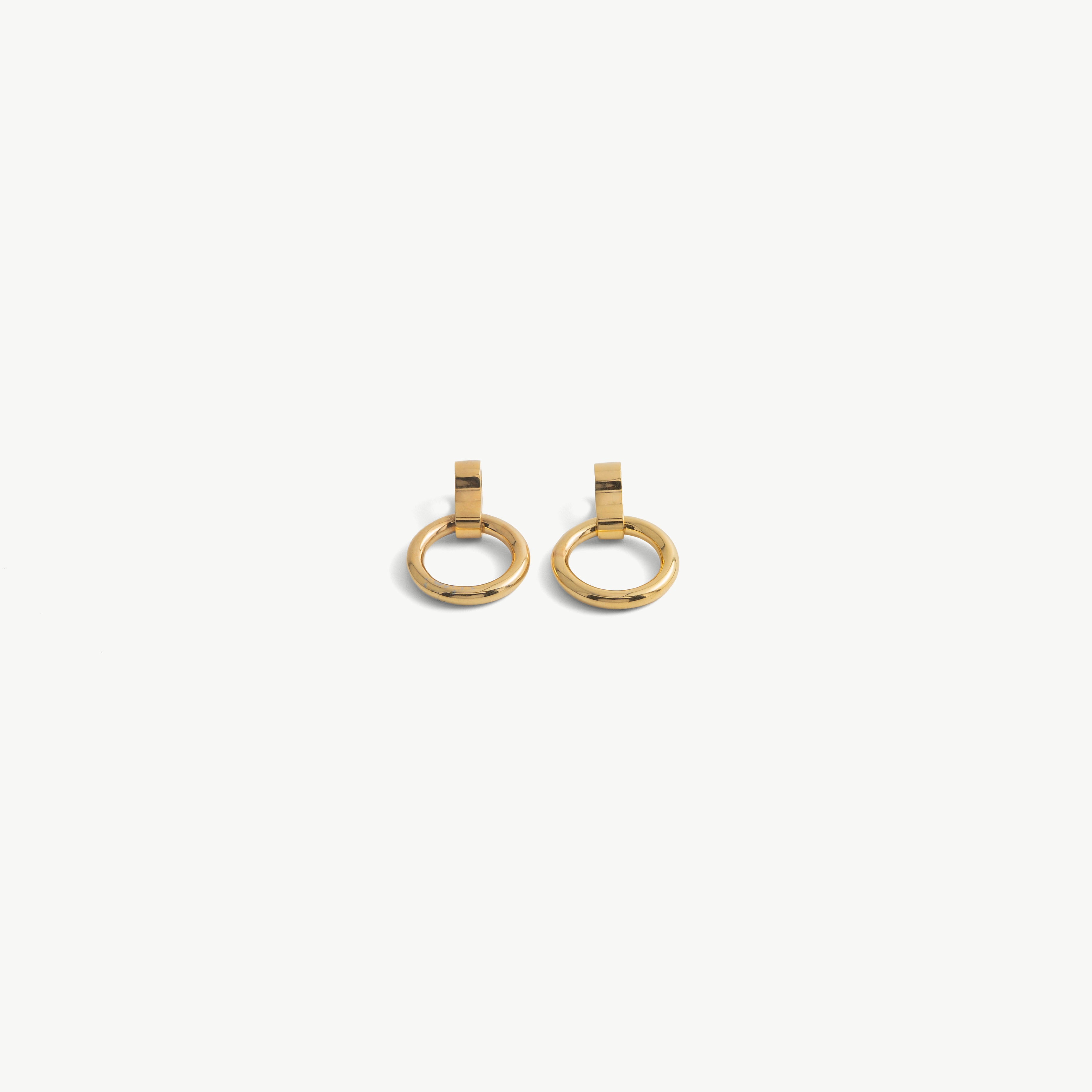 Pair of gold O-ring pendants for deSade 8mm jewelry seen from another angle