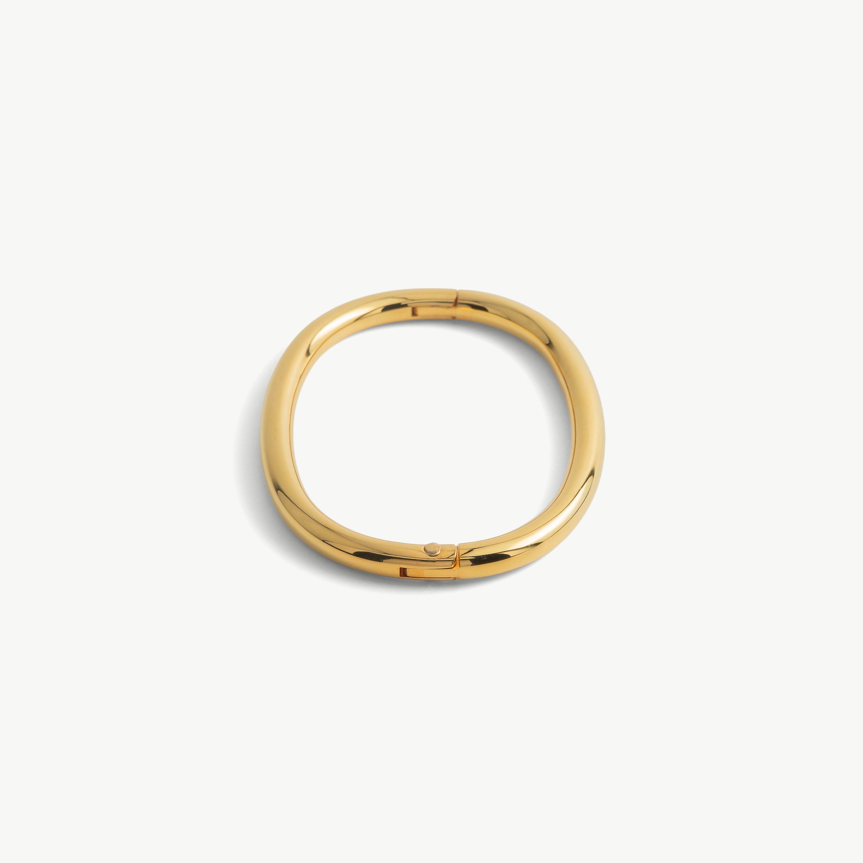 deSade gold ankle bracelet seen from the front, showing the seamless hidden hex lock