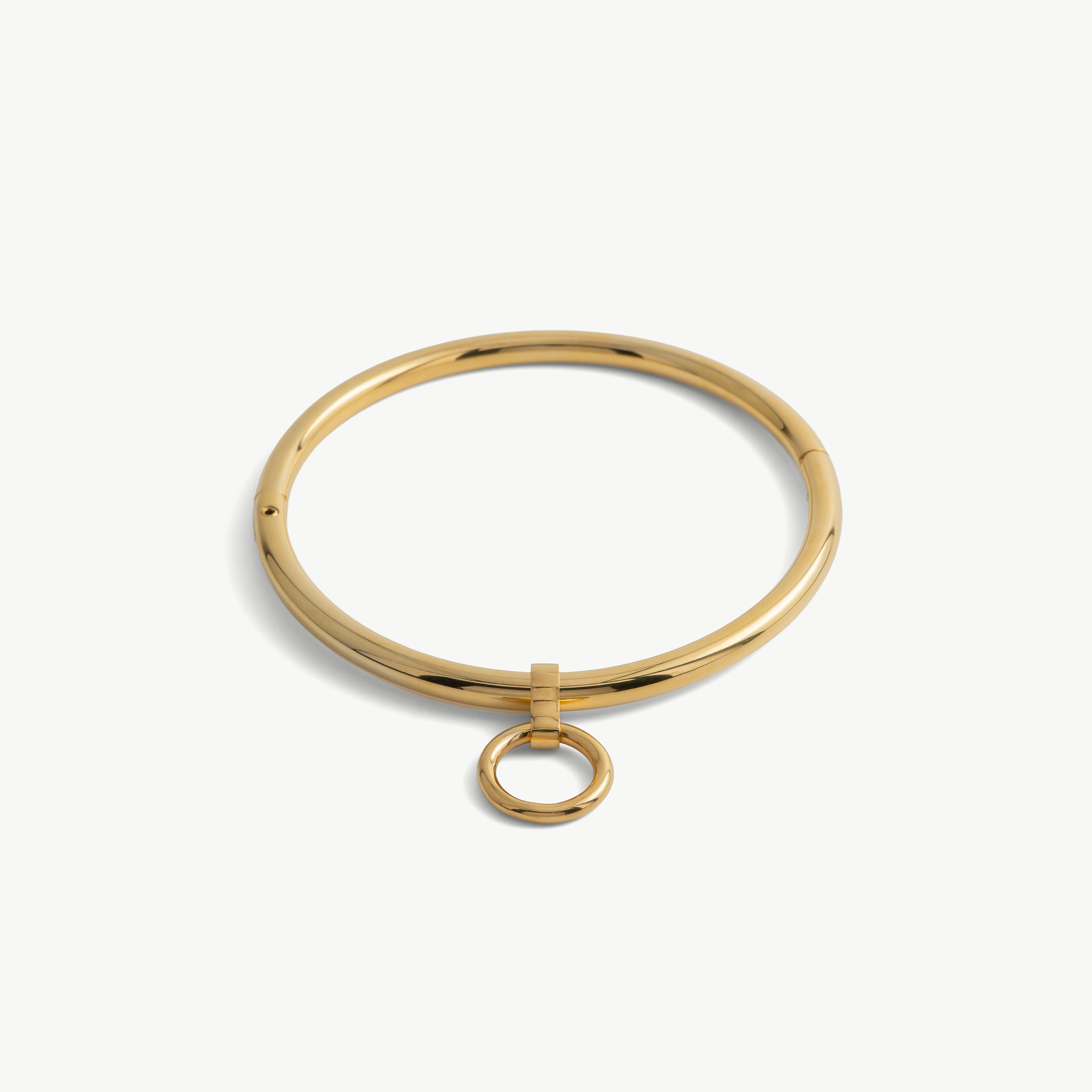 deSade gold round day collar seen from the front with its hidden hex lock and O-ring