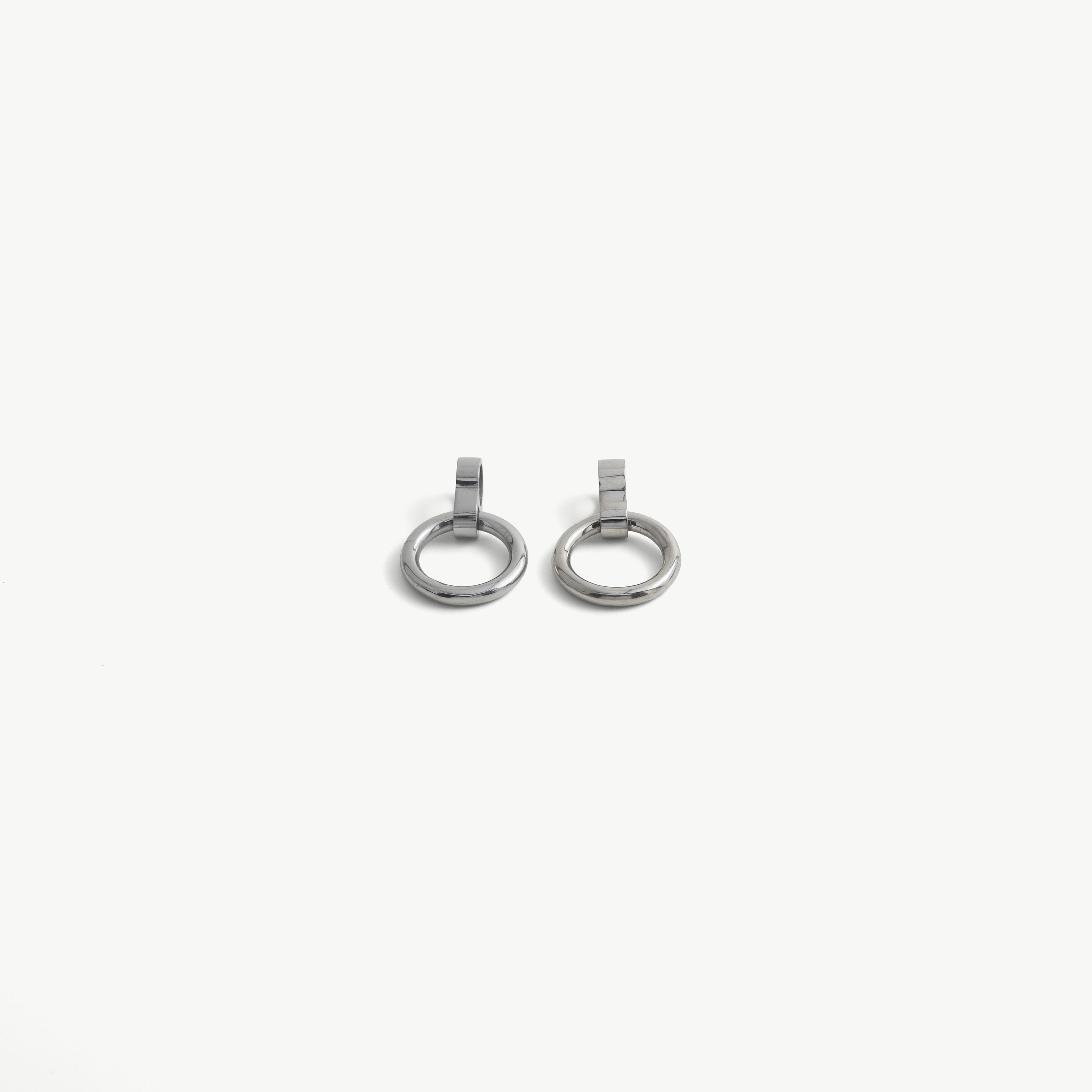 Pair of silver O-ring pendants for deSade 8mm jewelry seen from another angle
