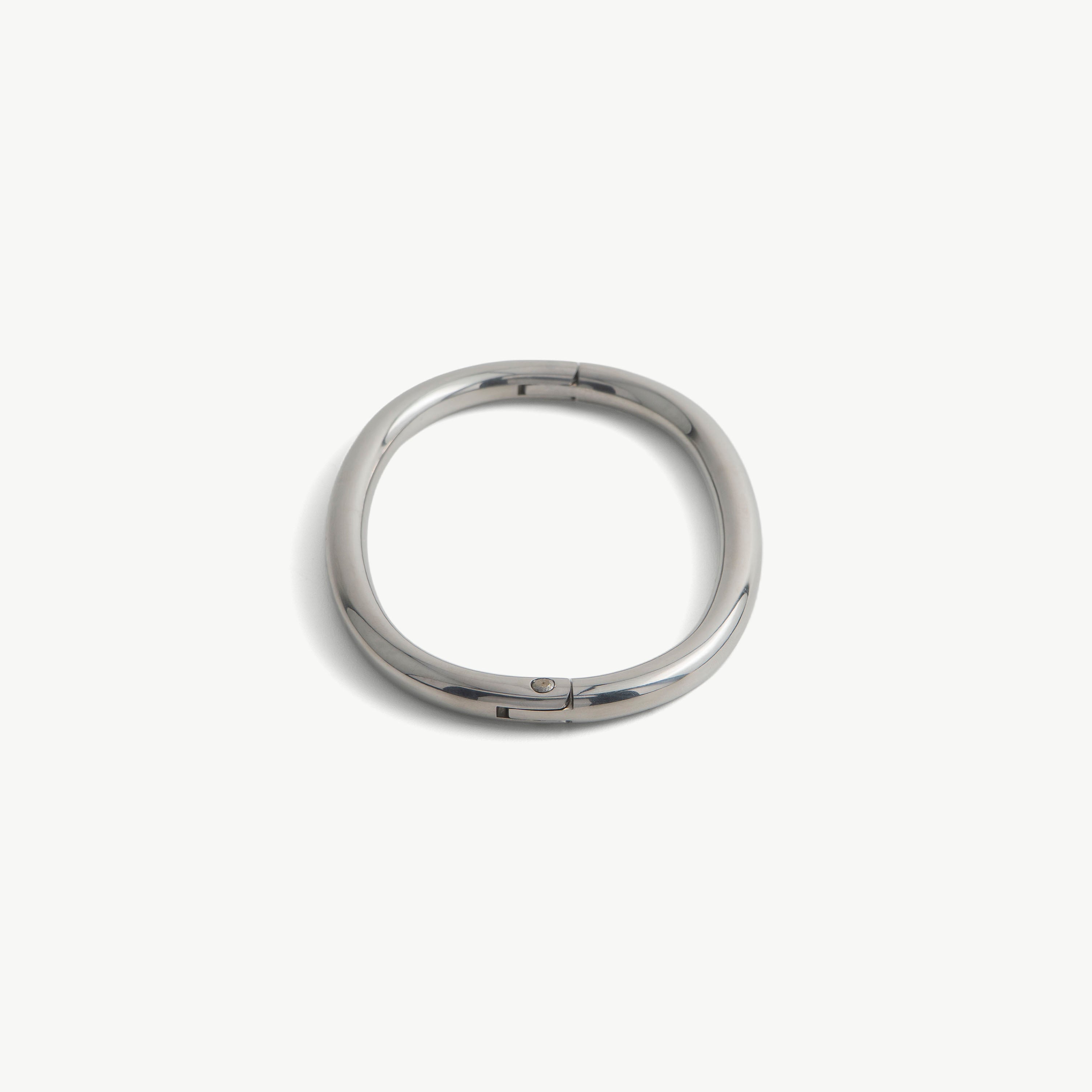 deSade silver ankle bracelet seen from the front, showing the seamless hidden hex lock